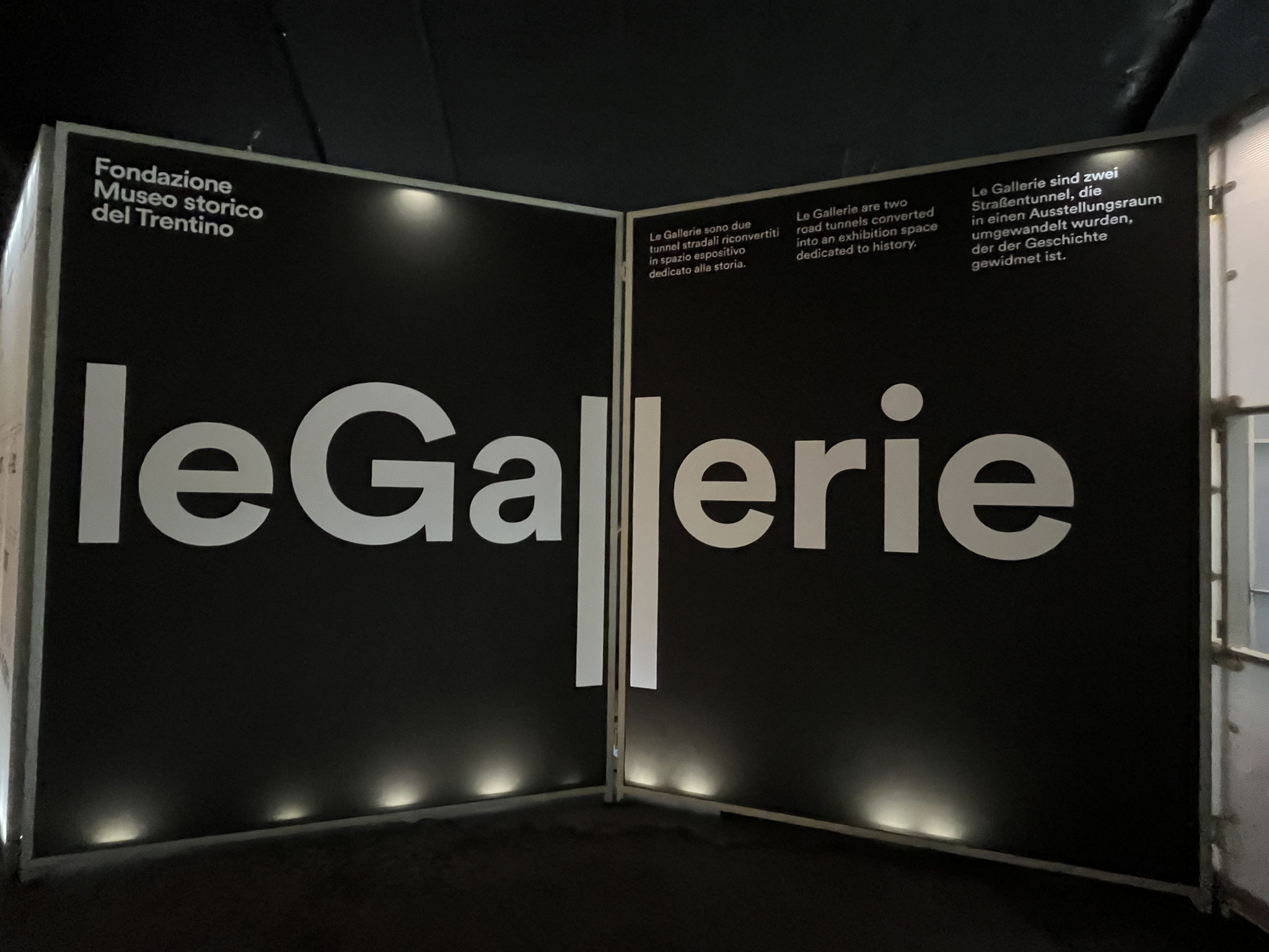 ... zur Galerie umfunktioniert wurden. Eine weisse und eine schwarze Röhre mit verschiedenen Ausstellungsthemen, wie z. B. die olympischen Spiele.