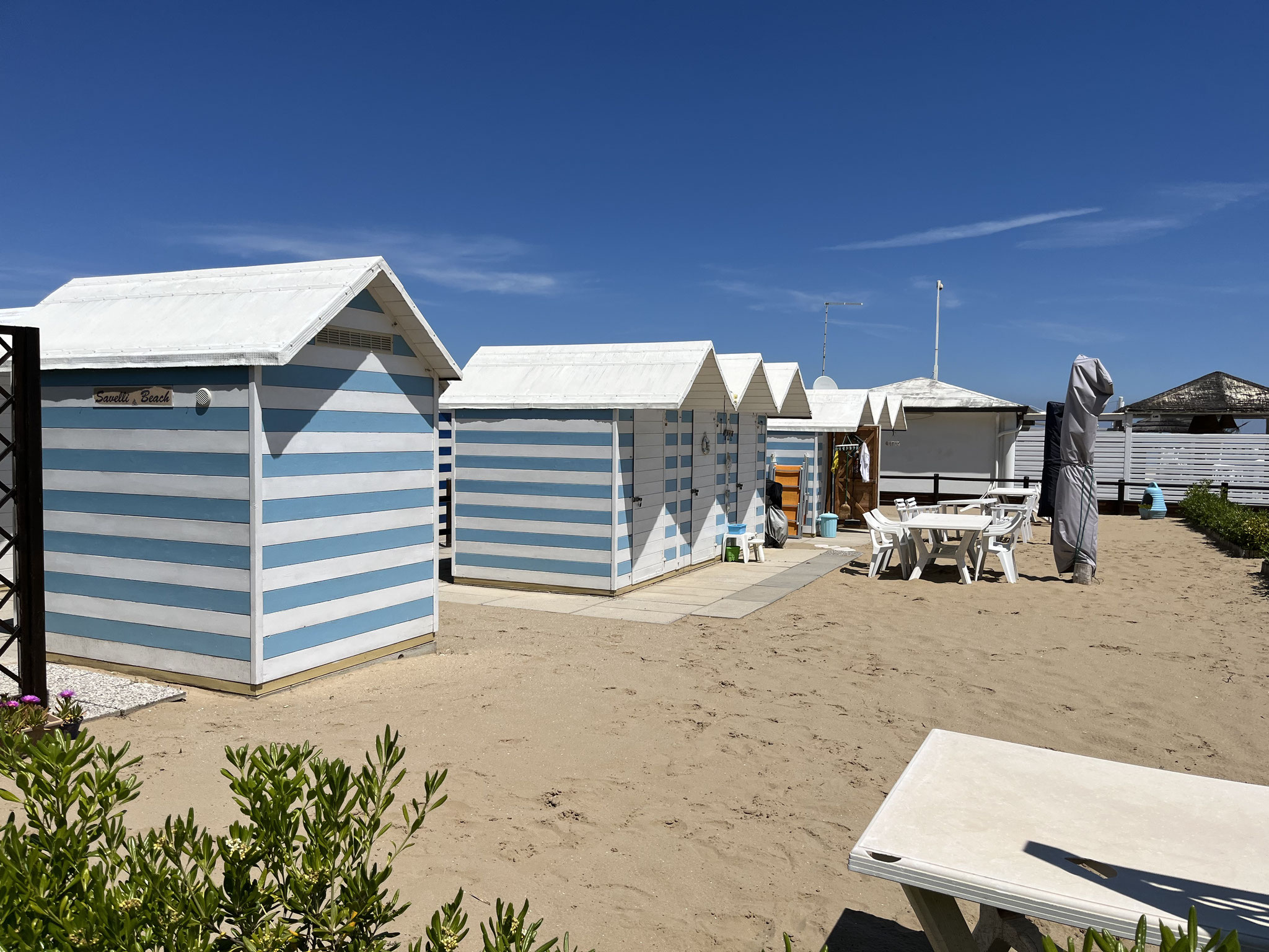 Je näher wir Pesaro kommen, desto mehr Strandhäuschen und Campingplätze hat es.