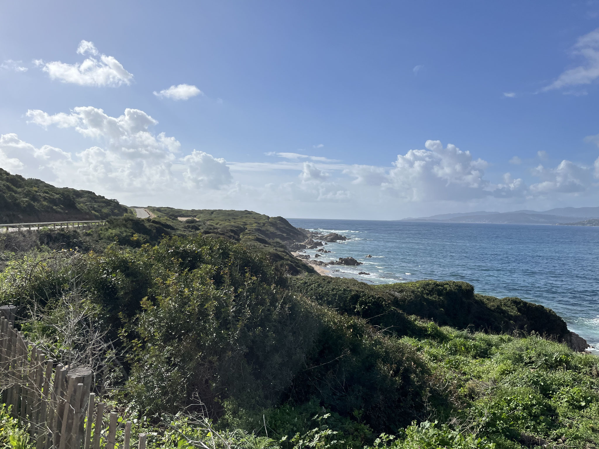 … zum Strand „Capu Laurosu“ zu gelangen. Auf einem extra Spazier-Veloweg wandern wir der Strasse entlang, …