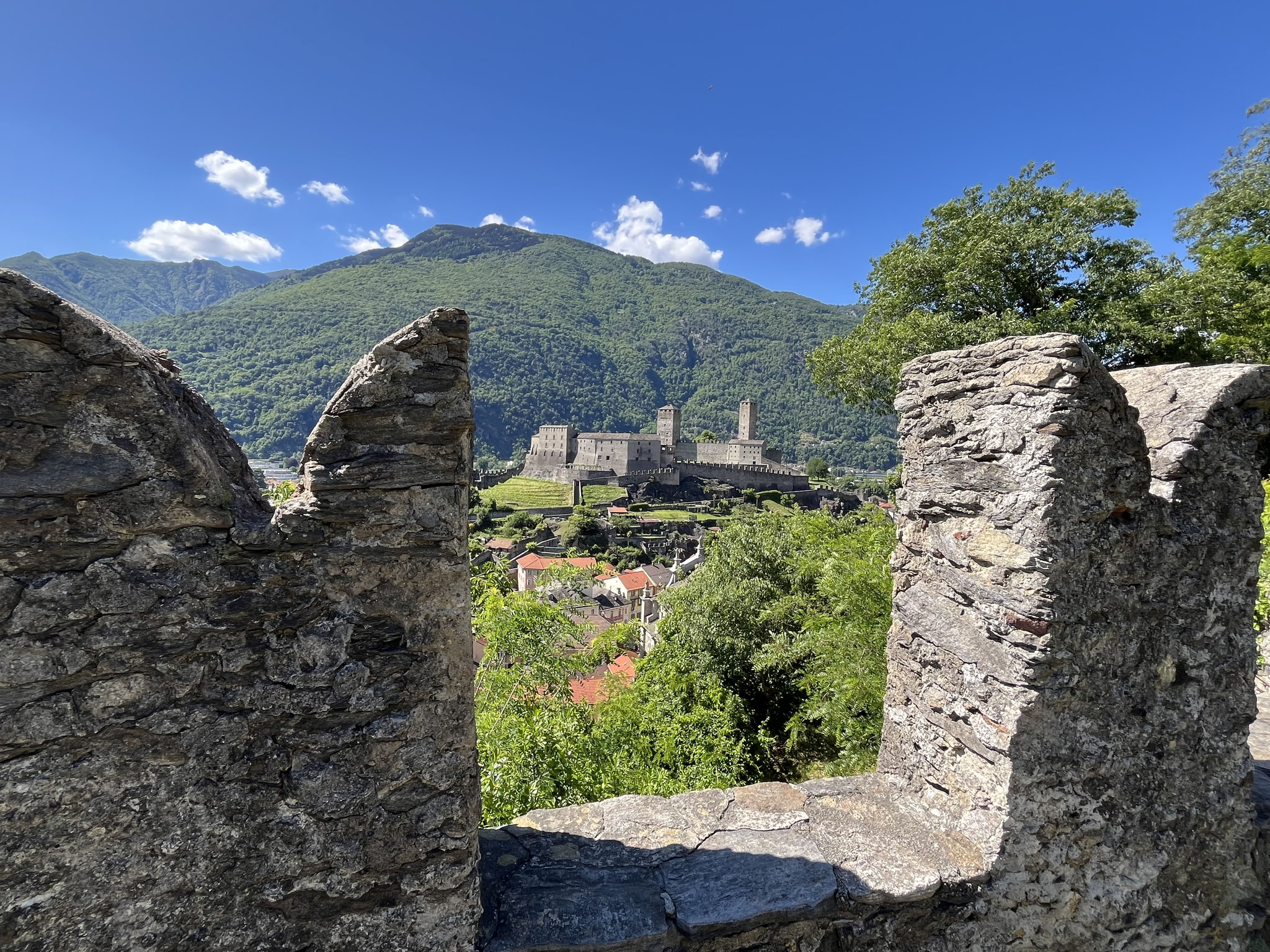 Von hier haben wir einen guten Blick auf das Castelgrande, das …
