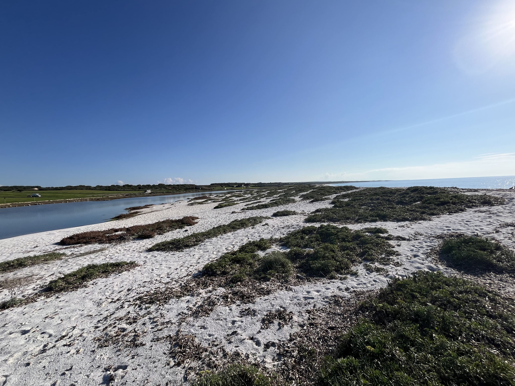 Also möglichst schnell wieder auf die asphaltierte Strasse und „unten“ herum zum wunderschönen Quarzsandstrand, Mari Ermi.