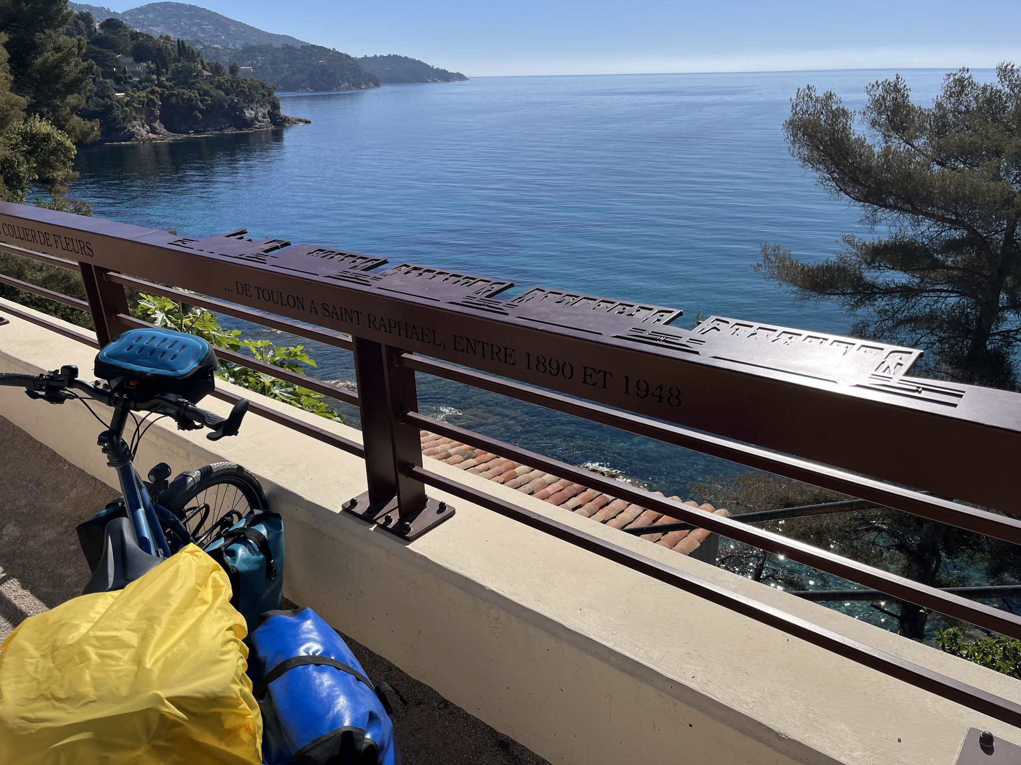 … Passagen. Der Zug, Toulon - Saint Raphael, verkehrte hier zwischen 1890 und 1948, was auf dem Geländer kunstvoll verewigt ist.