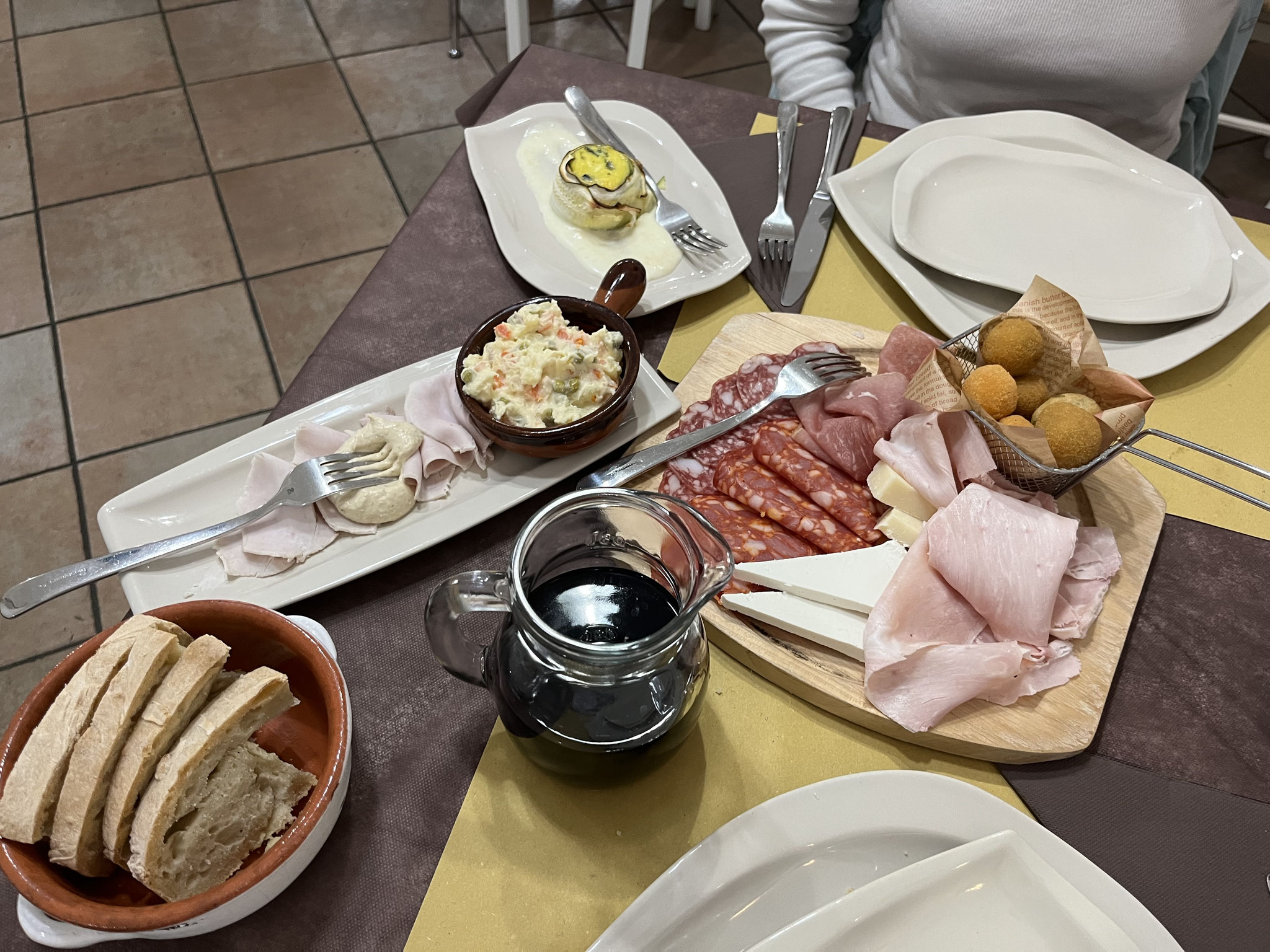 In der Trattoria nebenan bestellen wir am Abend je ein Menu, von dem wir nicht bei allen Speisen wissen, was es genau ist. Wir lassen uns überraschen und sind nicht enttäuscht.