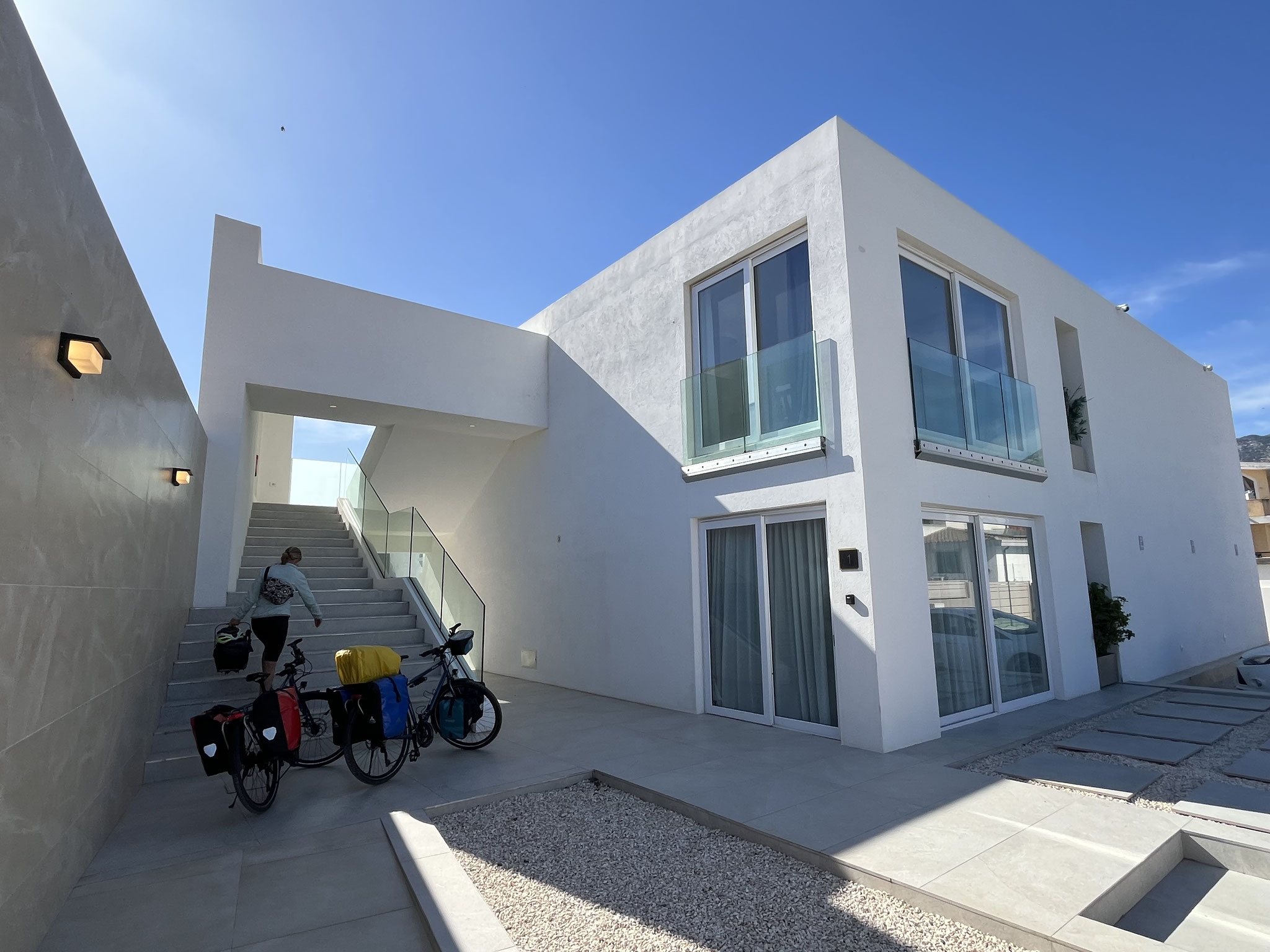… treffen bald in Orosei ein. Wir haben eine moderne Wohnung gebucht und …