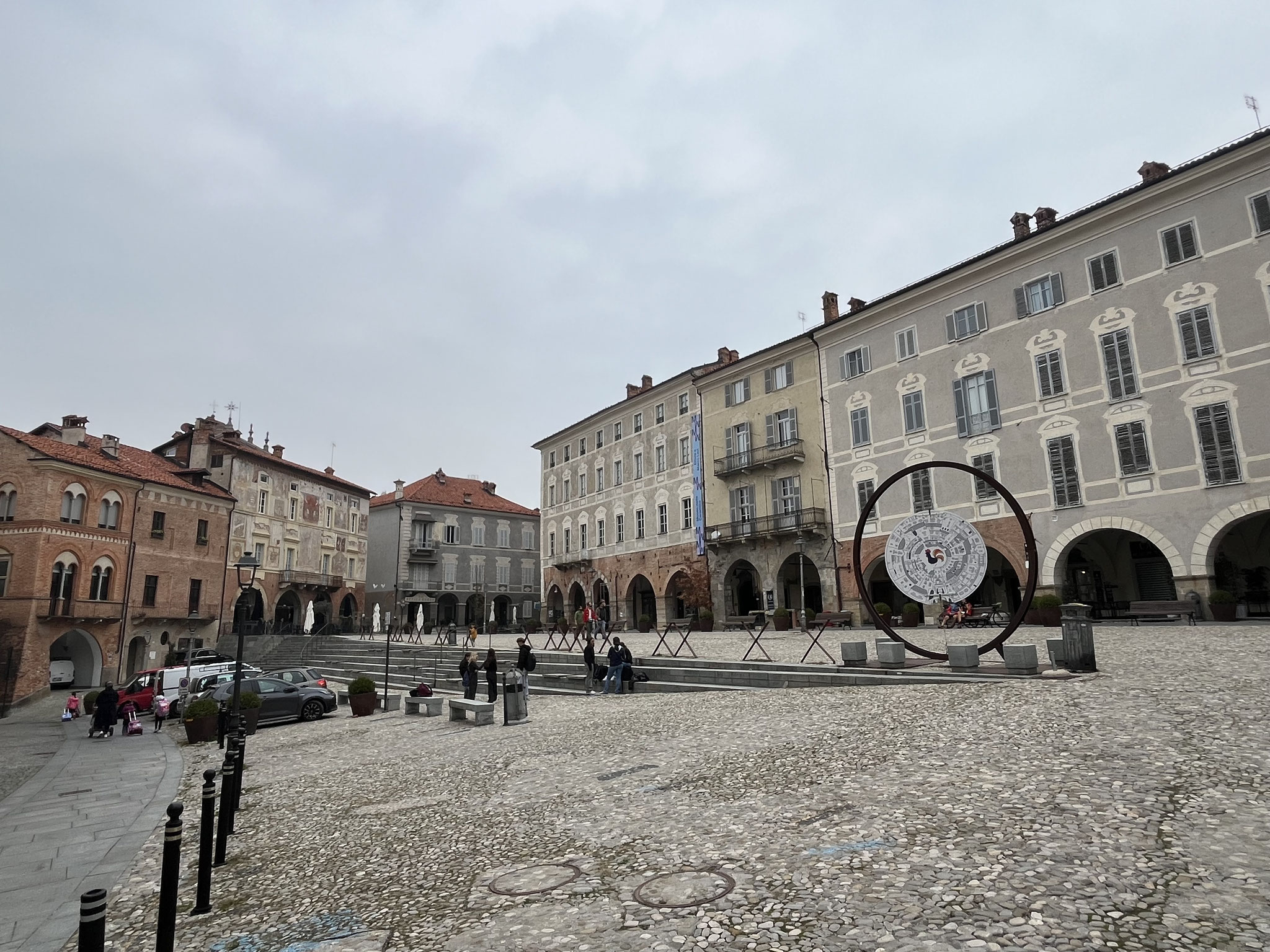 Auf der Piazza Maggiore ist es noch sehr ruhig und wir essen unseren Lunch.