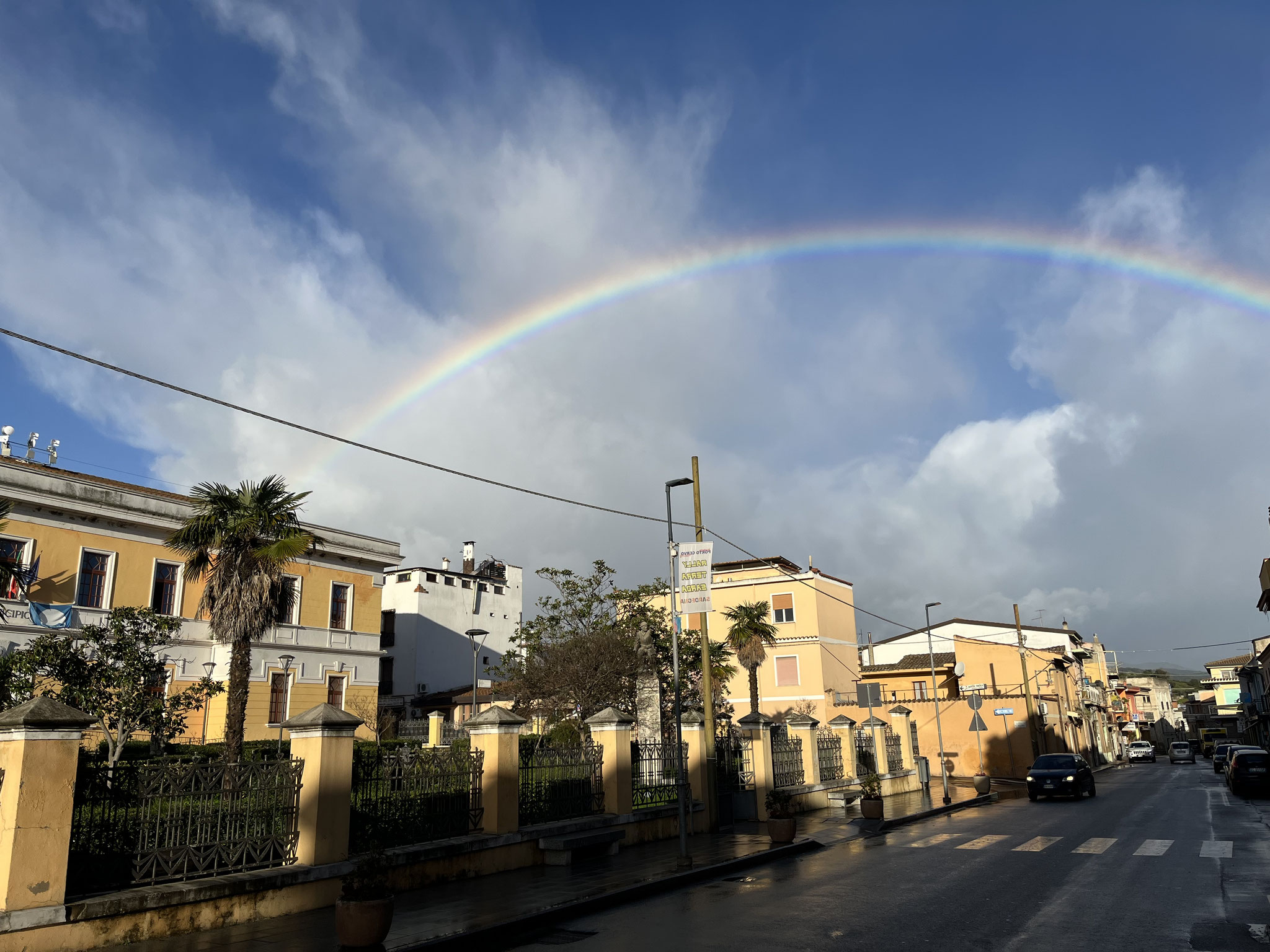Wir warten etwas ab und fahren dann los. Das Frühstück ist schnell eingenommen, dann gehts zurück zum Packen. Der Regenbogen ist immer noch am Himmel …