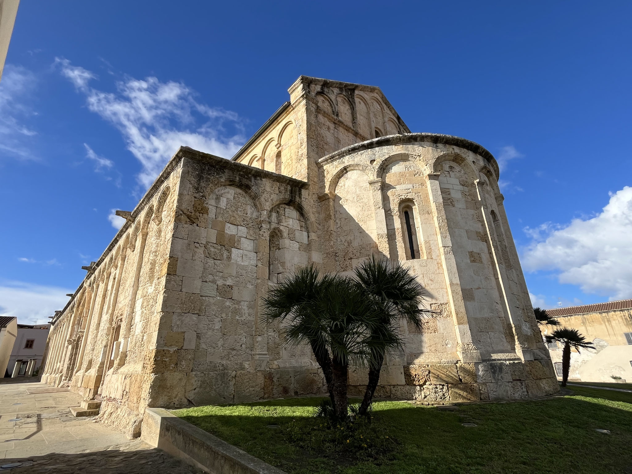 In der Stadt steht die grösste romanische Kirche Sardiniens aus dem 11. Jahrhundert, ..