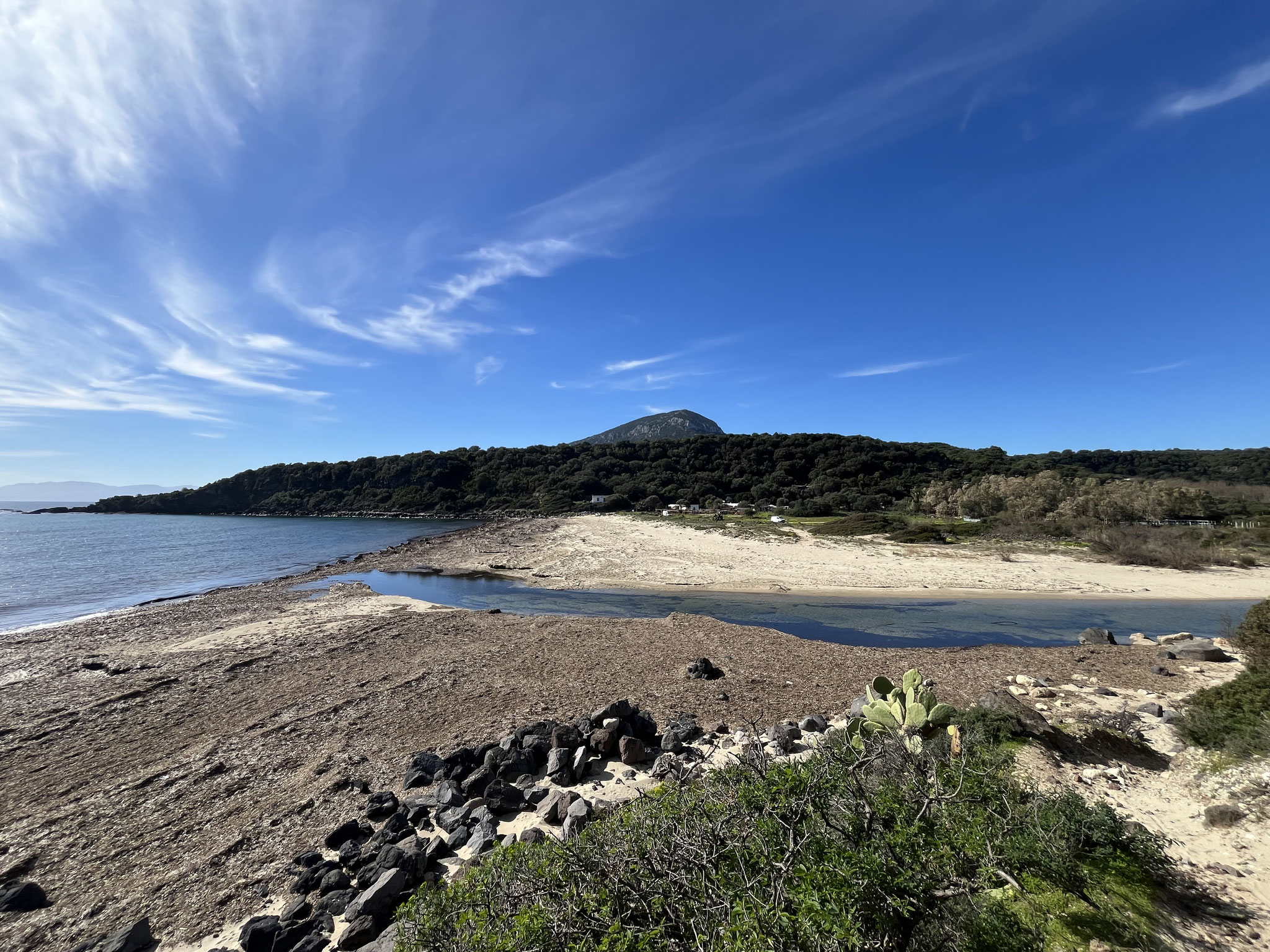 … Cala Osalla hinunter. Hier würde der Küstenpfad, Richtung Cala Gonone, durchgehen.