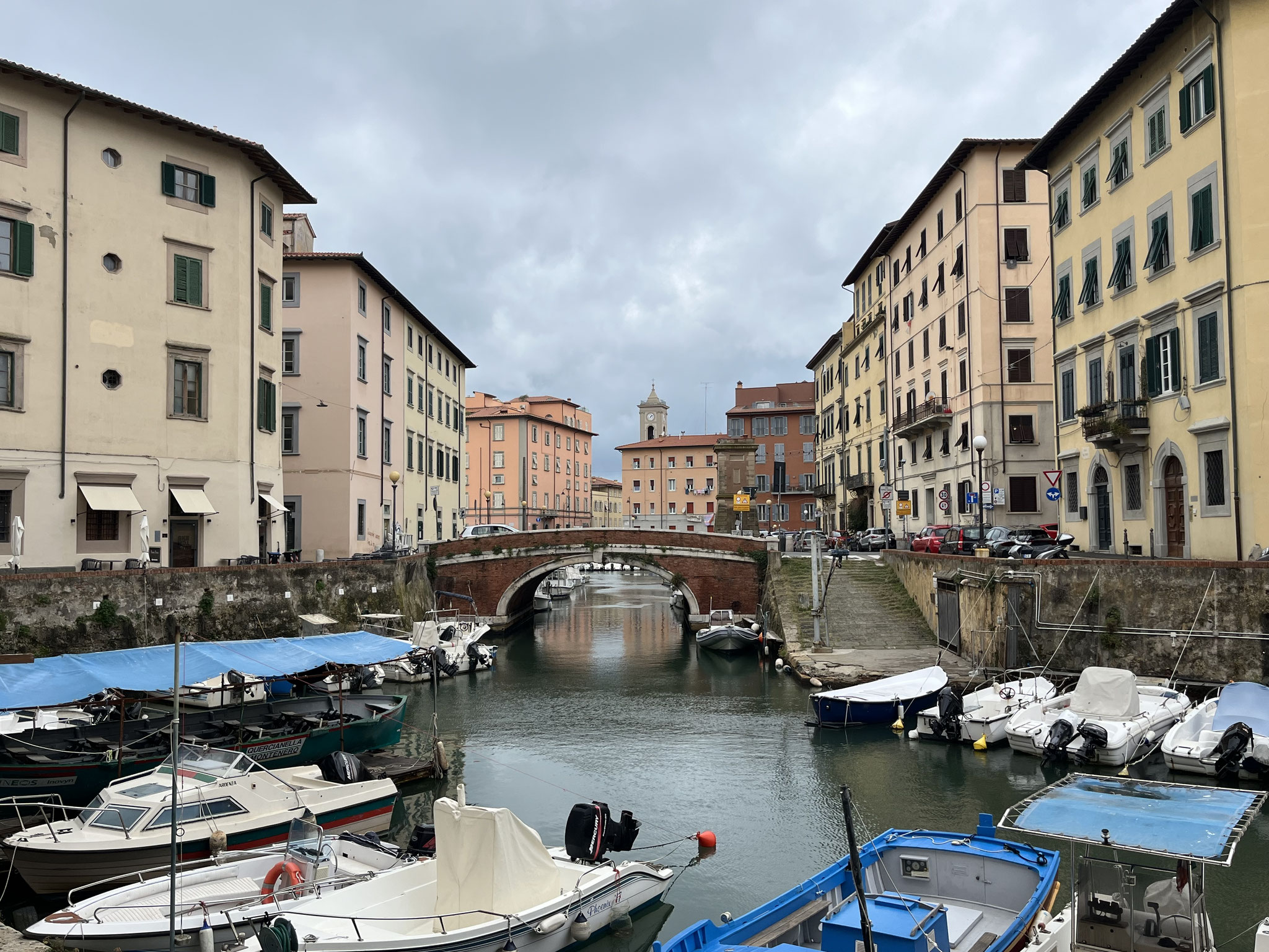 Wir schlendern den Kanälen entlang (Fosso Venezia) und …