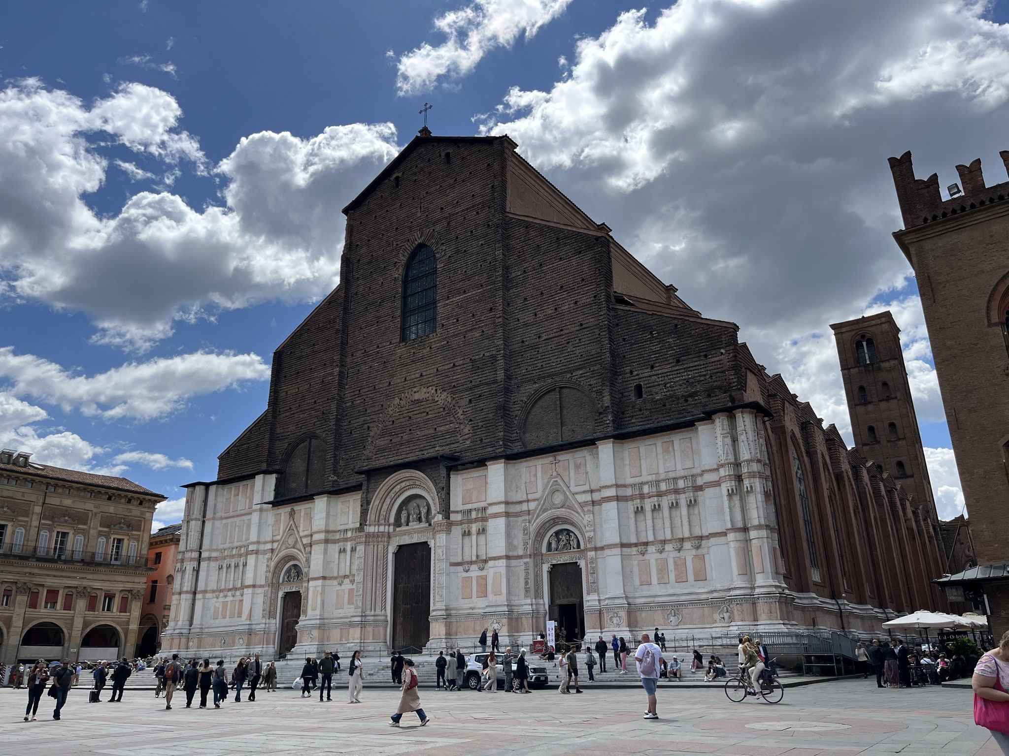 Die Piazza Maggiore mit der Basilika di San Petronio ist sehenswert.