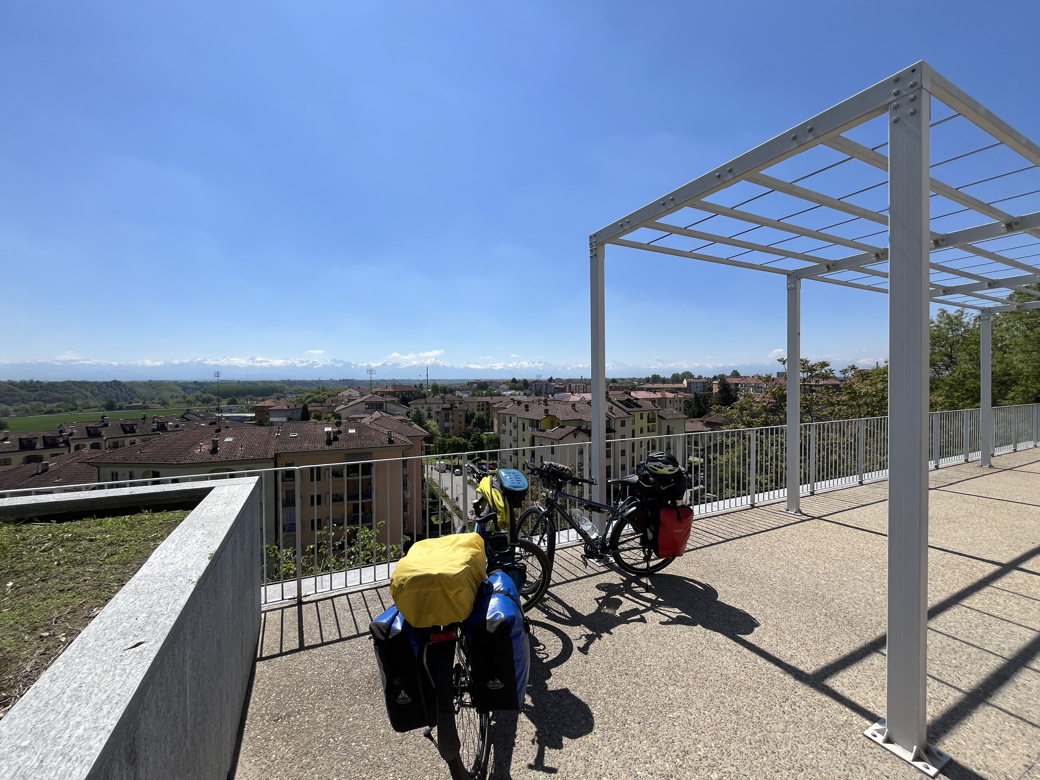 In Fossano geniessen wir noch einmal die Aussicht in die Berge.
