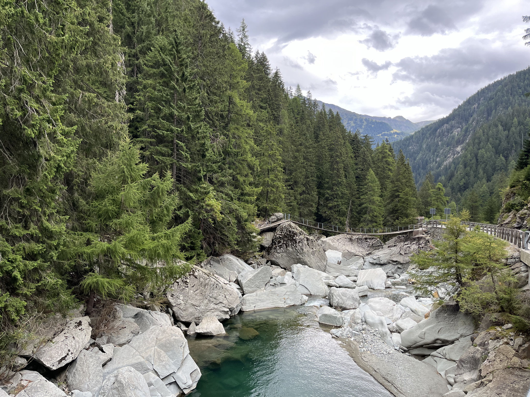 An vielen Stellen kreuzen wir den Wanderweg "Via Spluga", der mit Treppenstufen, Stegen und Brücken sehr aufwändig gebaut wurde. 