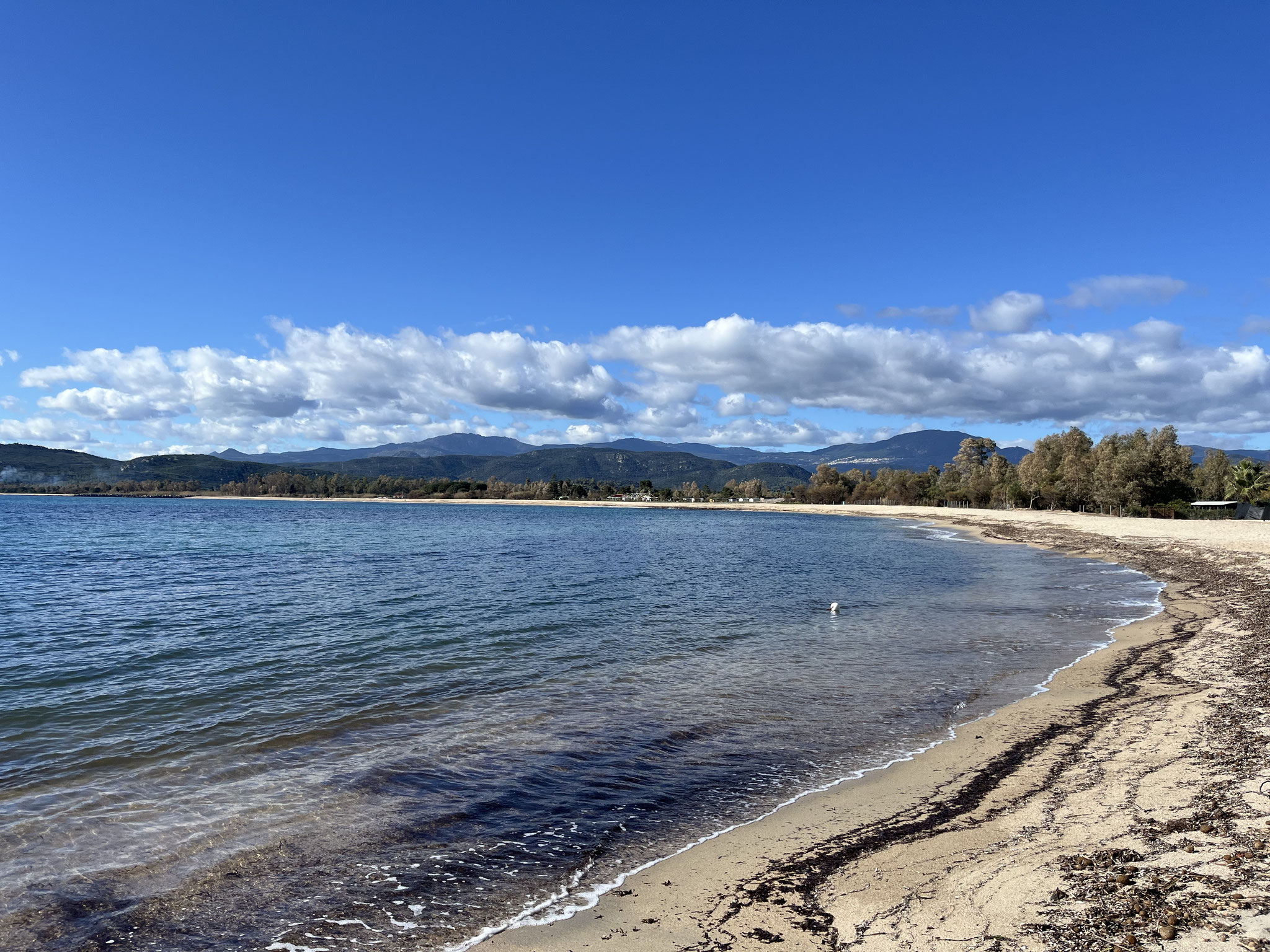 … der lange und breite Strand San Gemiliano …