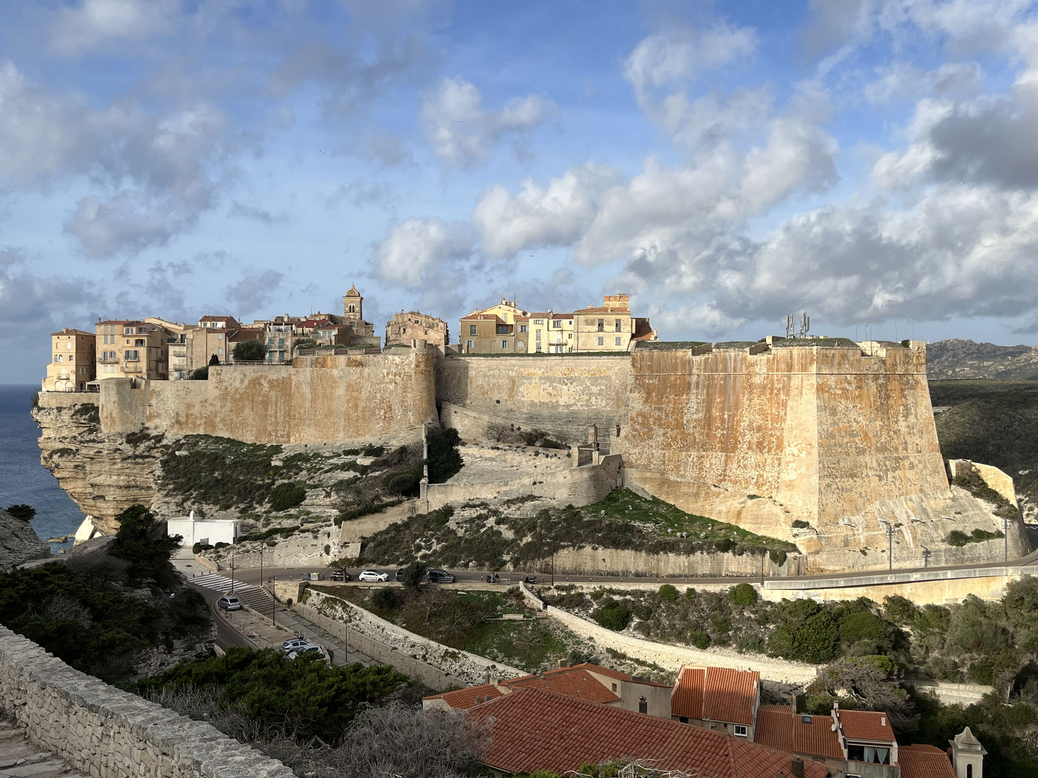 Noch einen Blick zurück zur Altstadt auf dem Felsen hoch über dem Meer und dann geniessen.