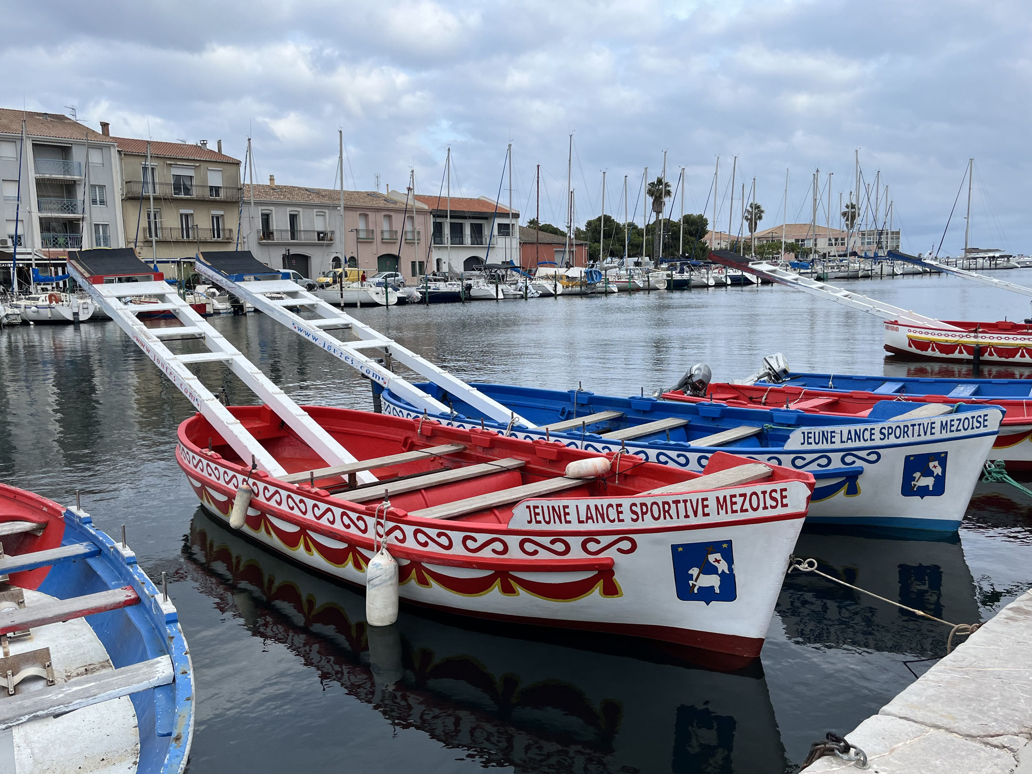 Im Hafen liegen typische Schiffe der " Jeune lance sportive mezoise".