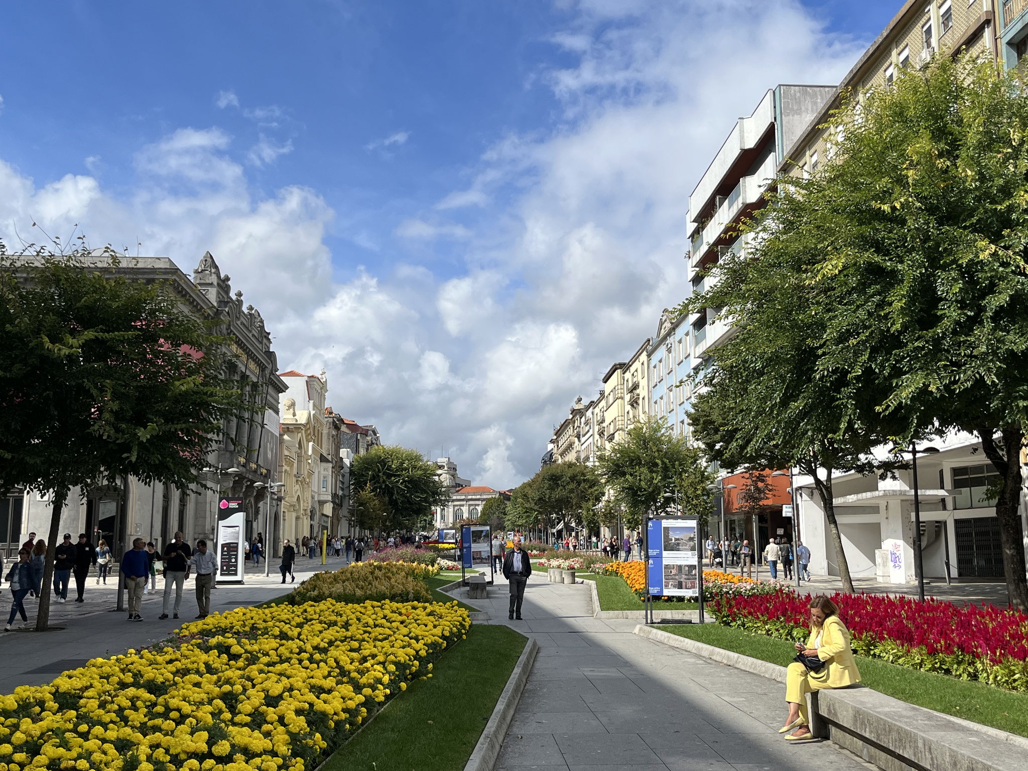 Wir deponieren unser Gepäck im Hotel, stellen unsere Räder in eine Garage und erkunden die Stadt.