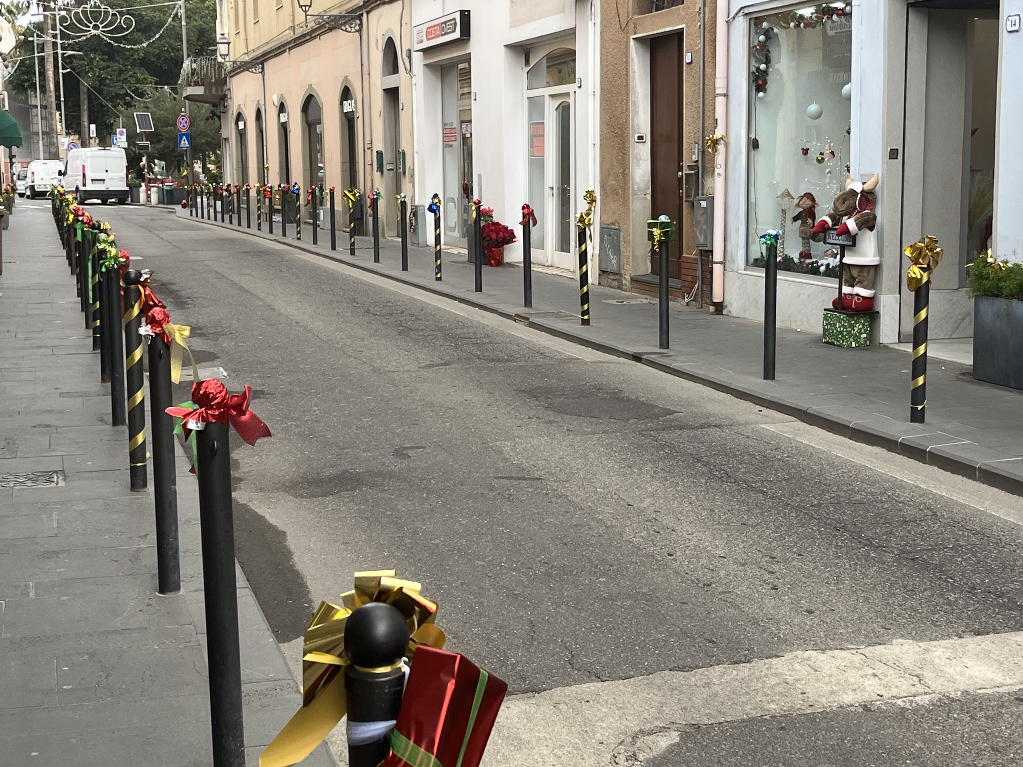 Sogar die Strassenmarkierungspfosten sind aufwändig geschmückt.