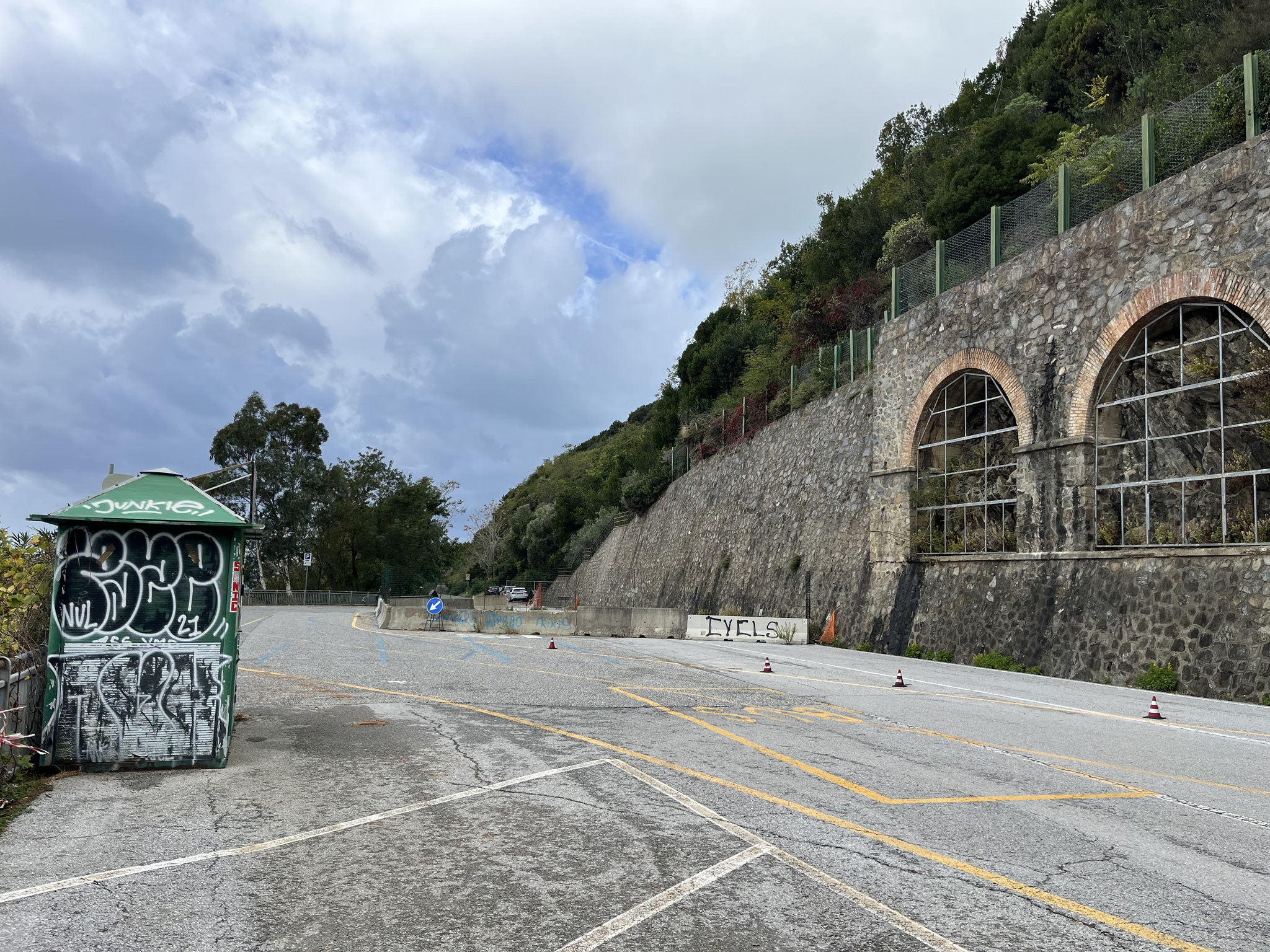 … obwohl die Zufahrtswege steil und schlecht sind und vieles sehr ungepflegt.