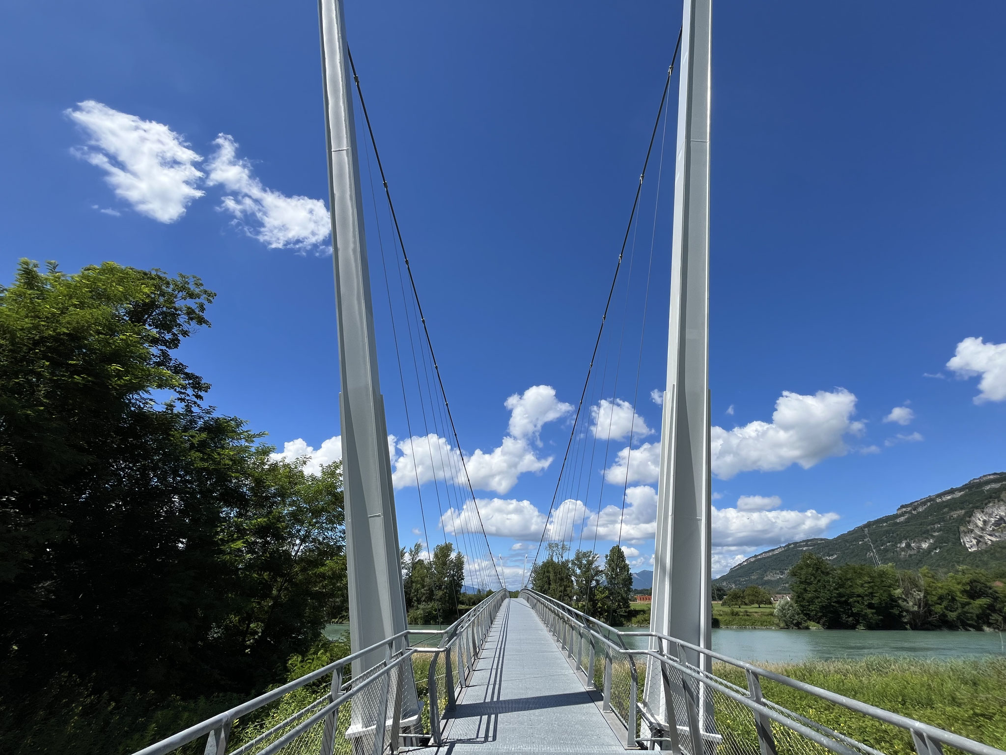 Über diese wunderschöne Fussgänger-bzw.Fahrradbrücke überqueren wir die "natürliche" Rhone ein x-tes Mal.