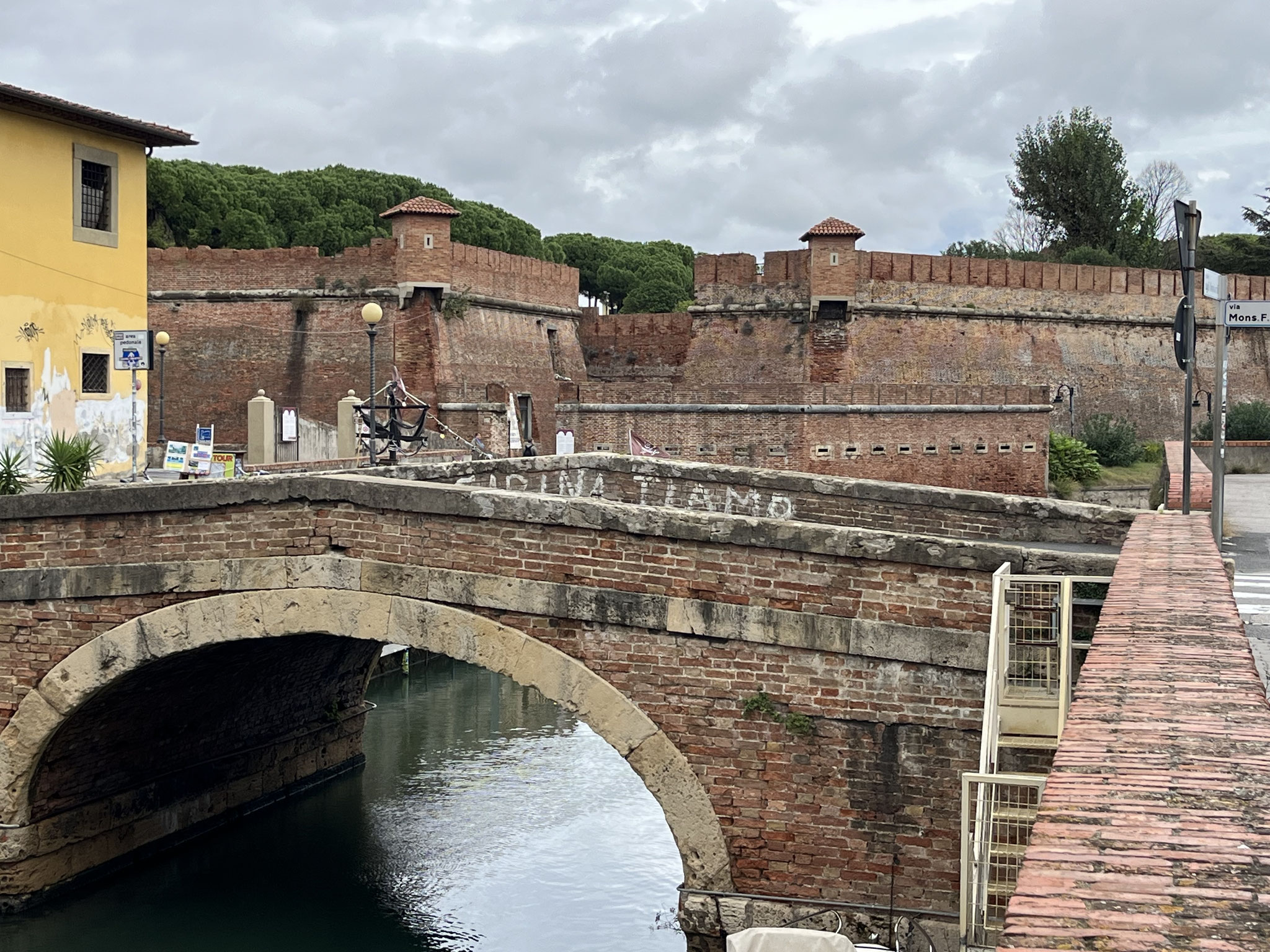 … kommen an der Nepomukbrücke vorbei, von wo aus wir bereits das „Fortezza Nuova“ sehen können.