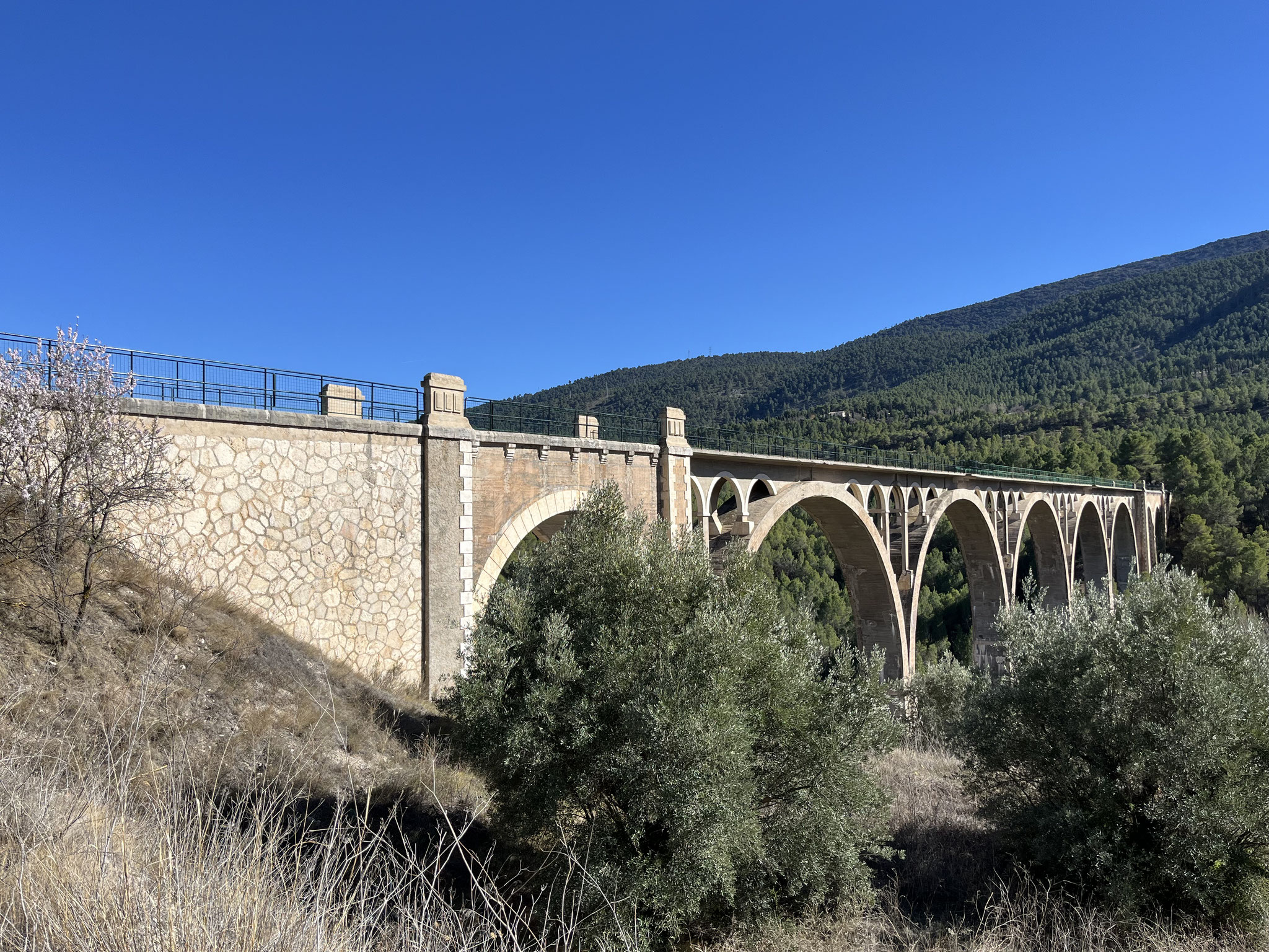 Wir überqueren ein schönes Viadukt und kommen bald nach Alcoi.