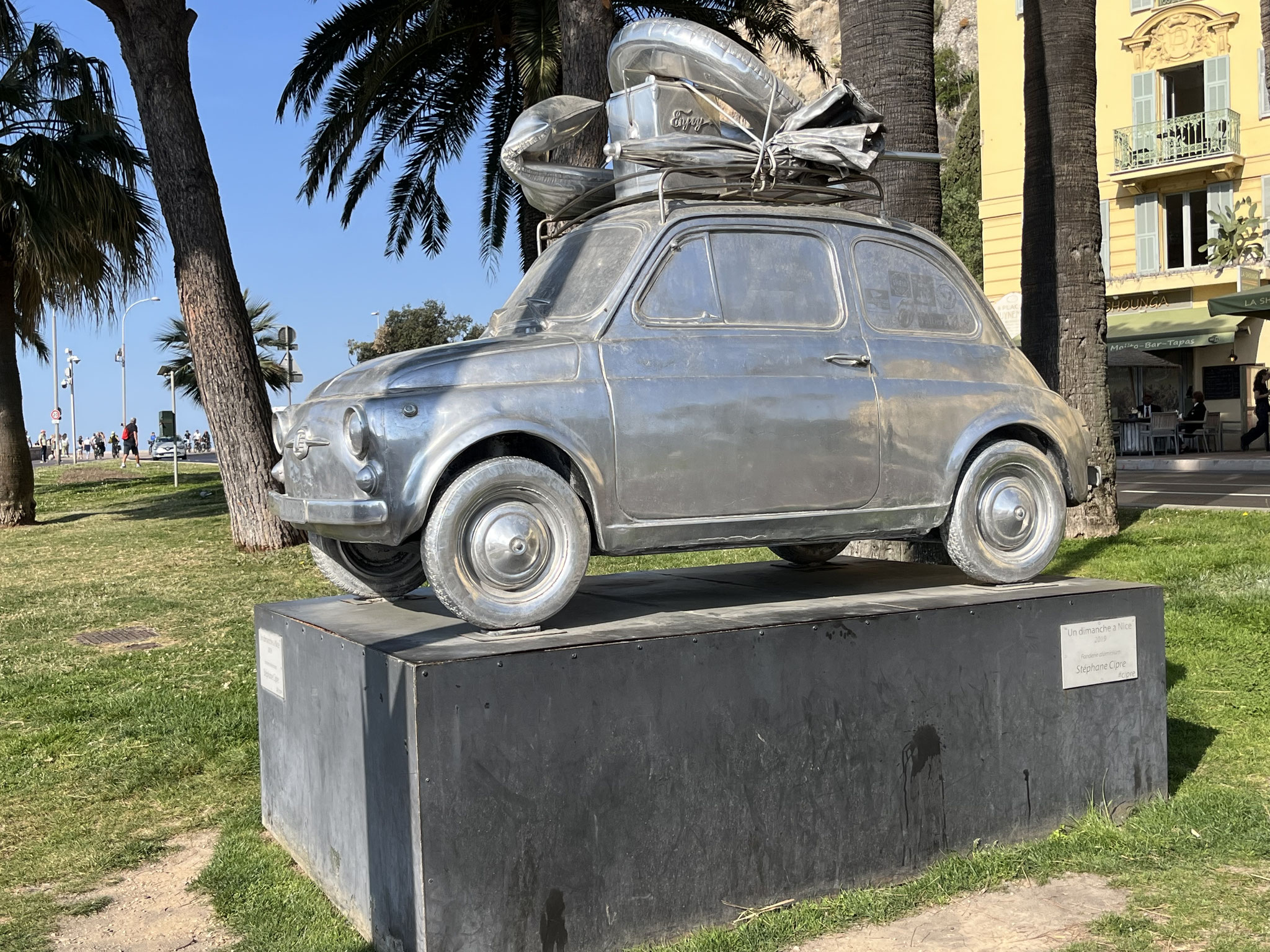 „Ein Sonntag in Nizza“ so heisst dieses Kunstwerk und zeigt auf, wie wichtig Strand und Auto für die Menschen waren und immer noch sind.