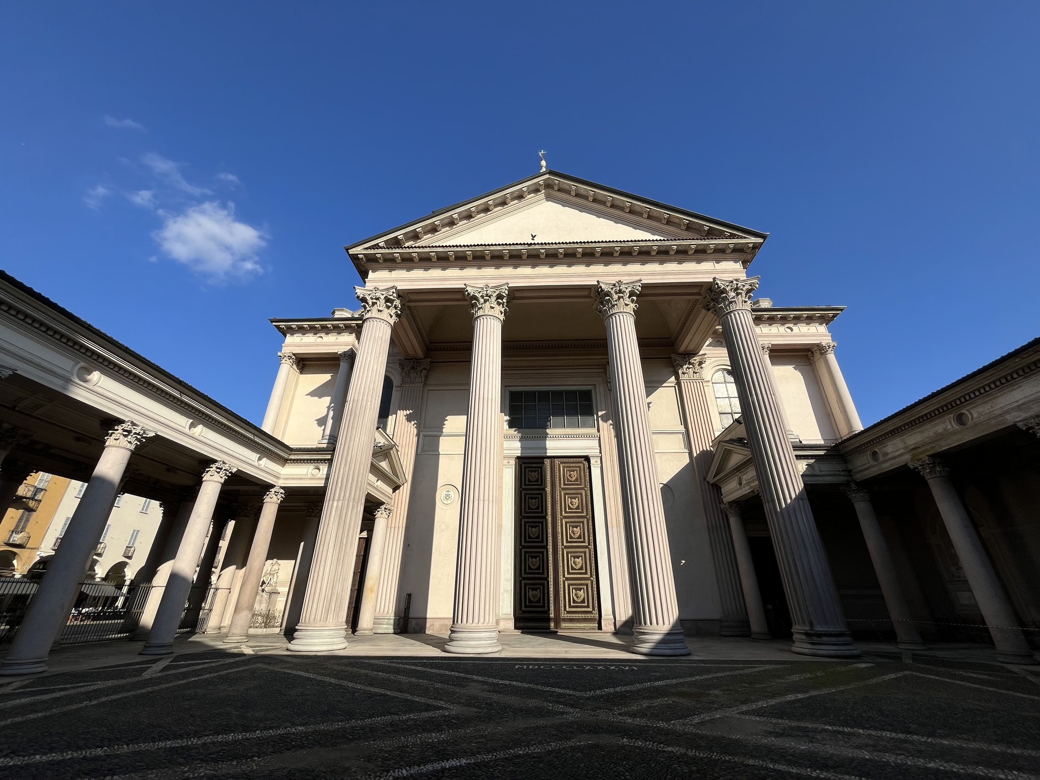 Novara hat rund 100000 Einwohner und eine sehr schöne Innenstadt. Viele prunkvolle Kirchen, …