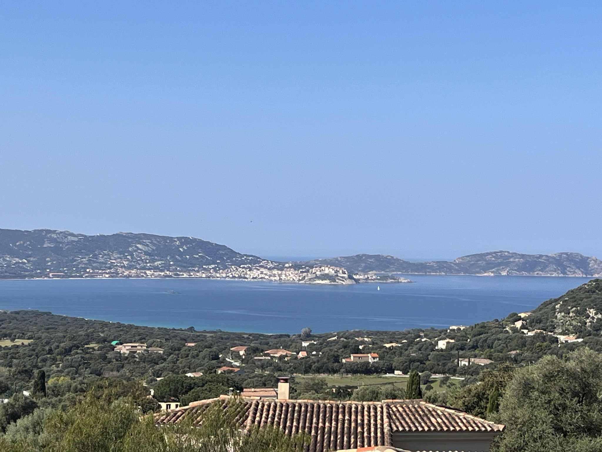 Auch heute haben wir einige Höhenmeter zu überwinden, dafür haben wir einen schönen Blick über den Golf von Calvi.