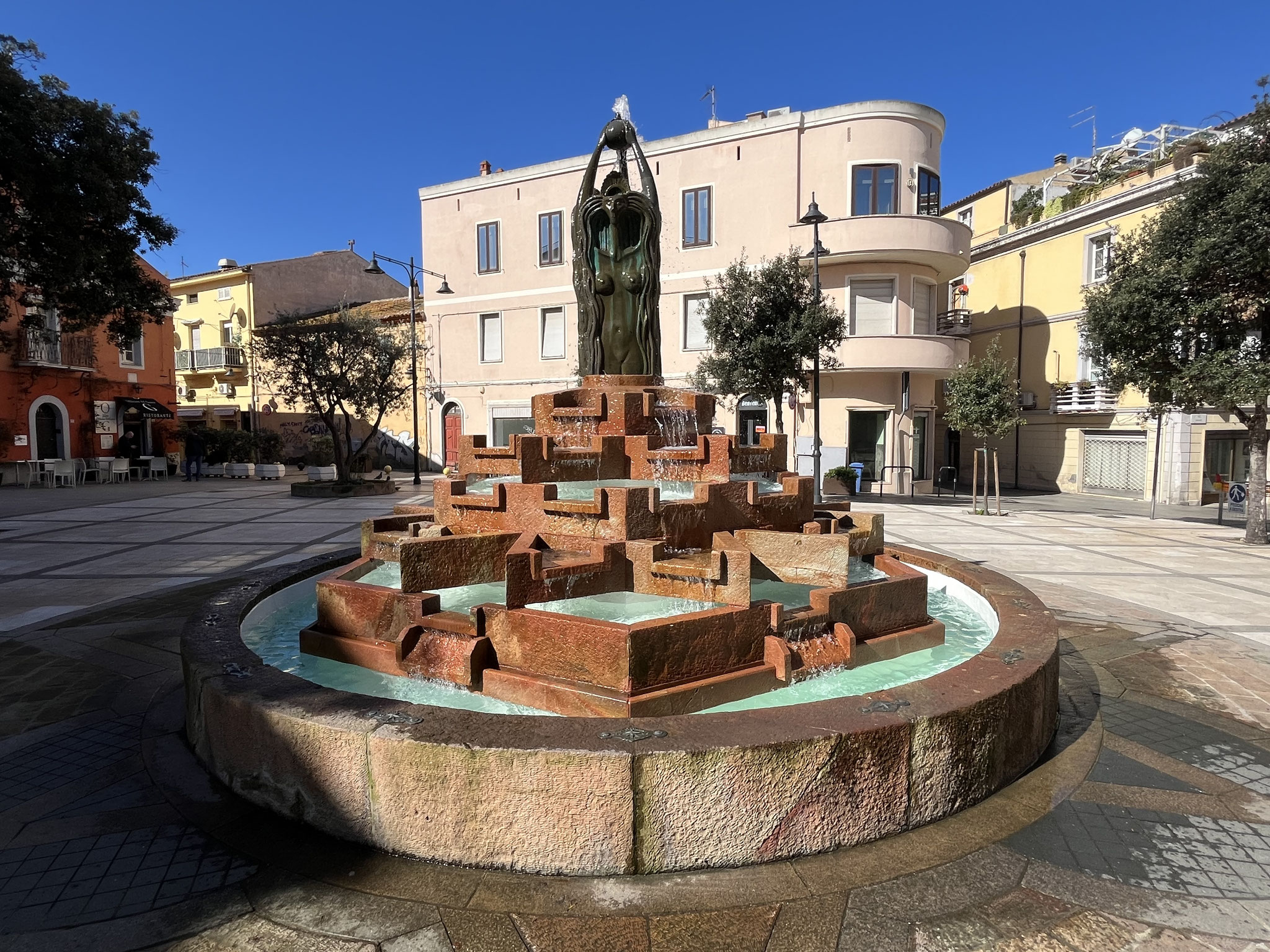 … Plätze mit schönen Brunnen.