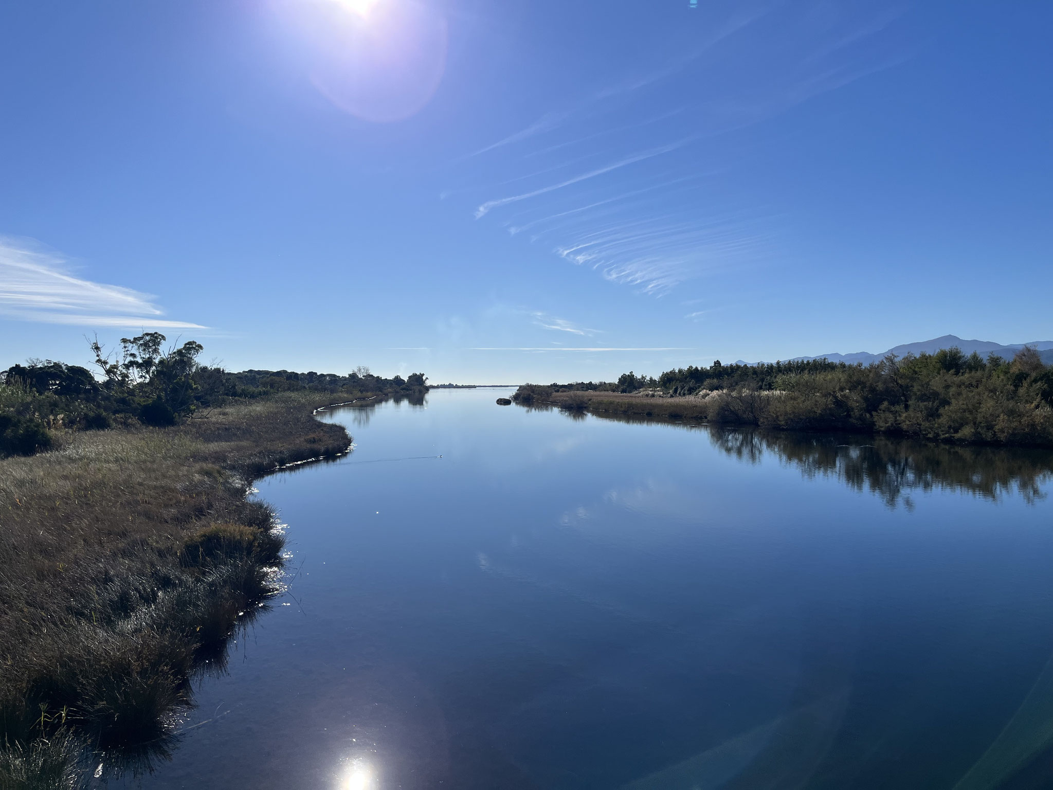 Wir überqueren eine Brücke und blicken auf den Etang de Biguglia, …