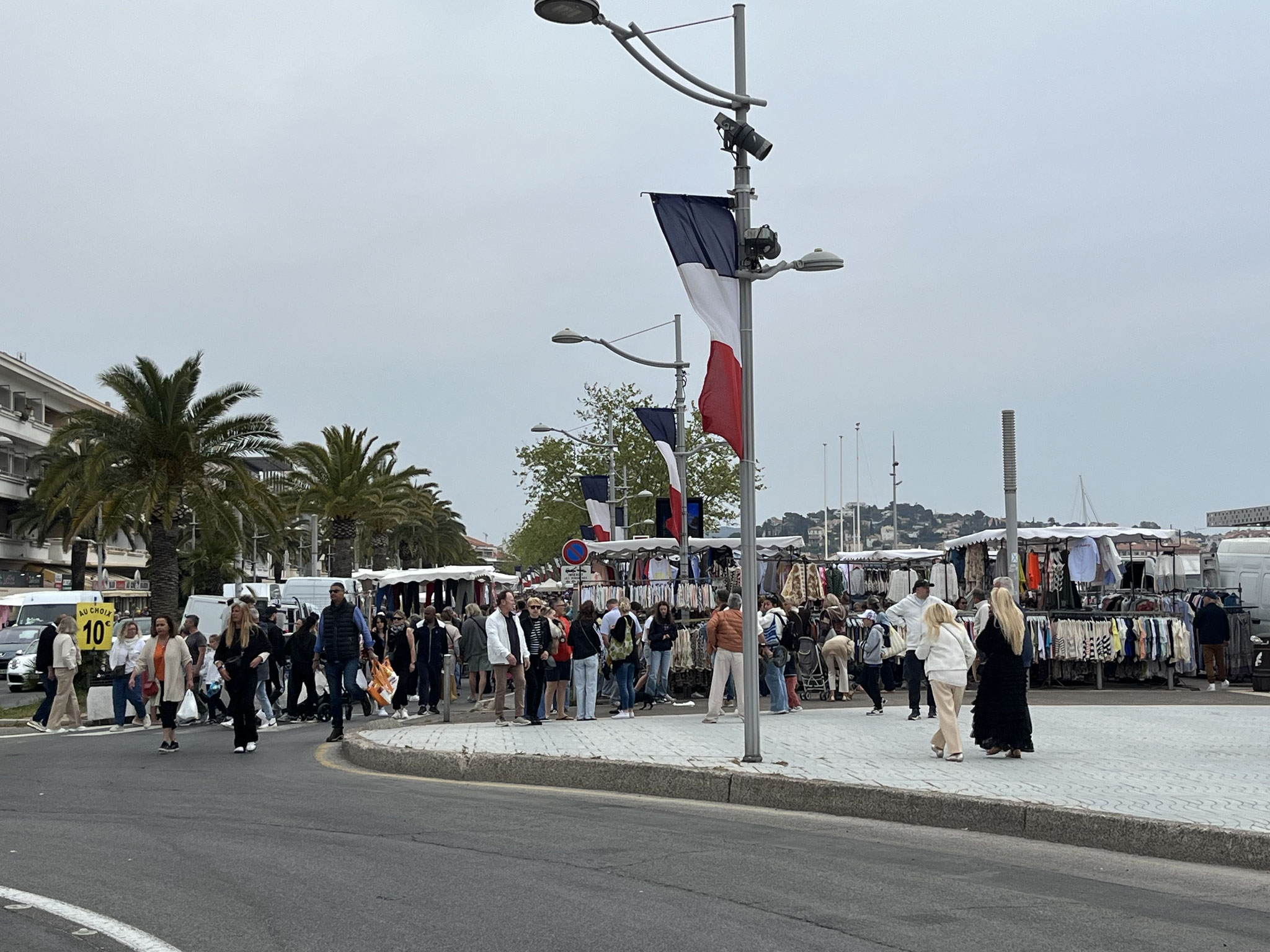In Saint-Raphael müssen wir wegen eines Marktes und dem extrem grossen Verkehrsaufkommen einen Umweg um das Gelände suchen.