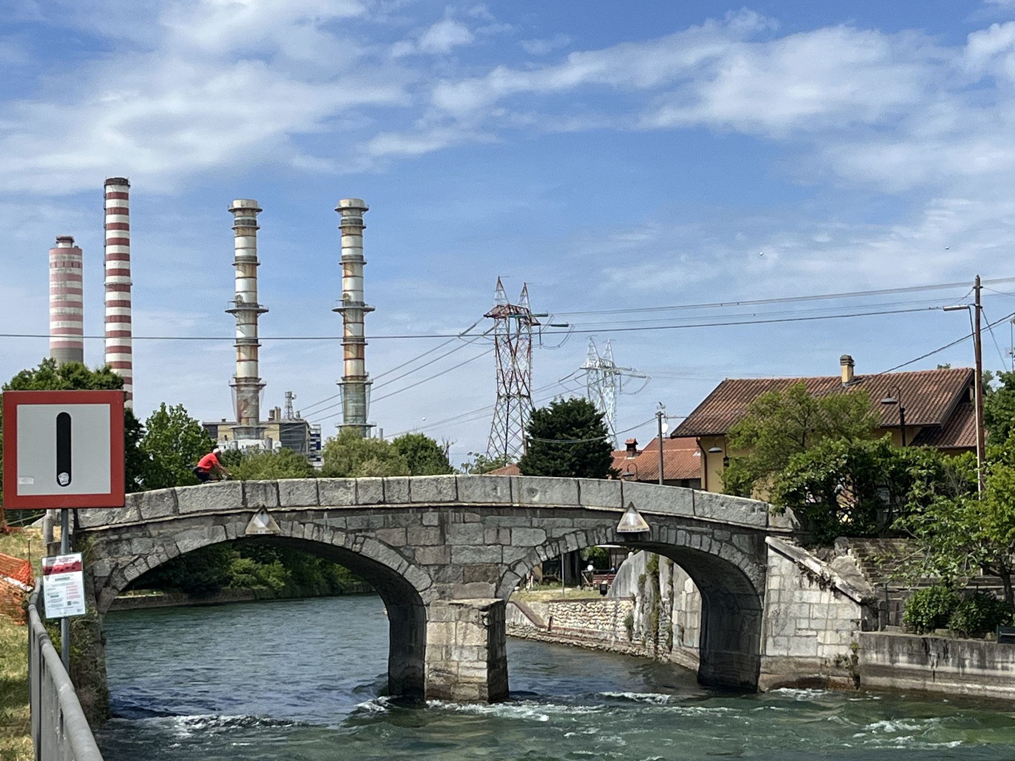 Alte und neue Industriebauten wechseln sich ab und zeigen, dass das Wasser immer noch für viele Zwecke genutzt wird.