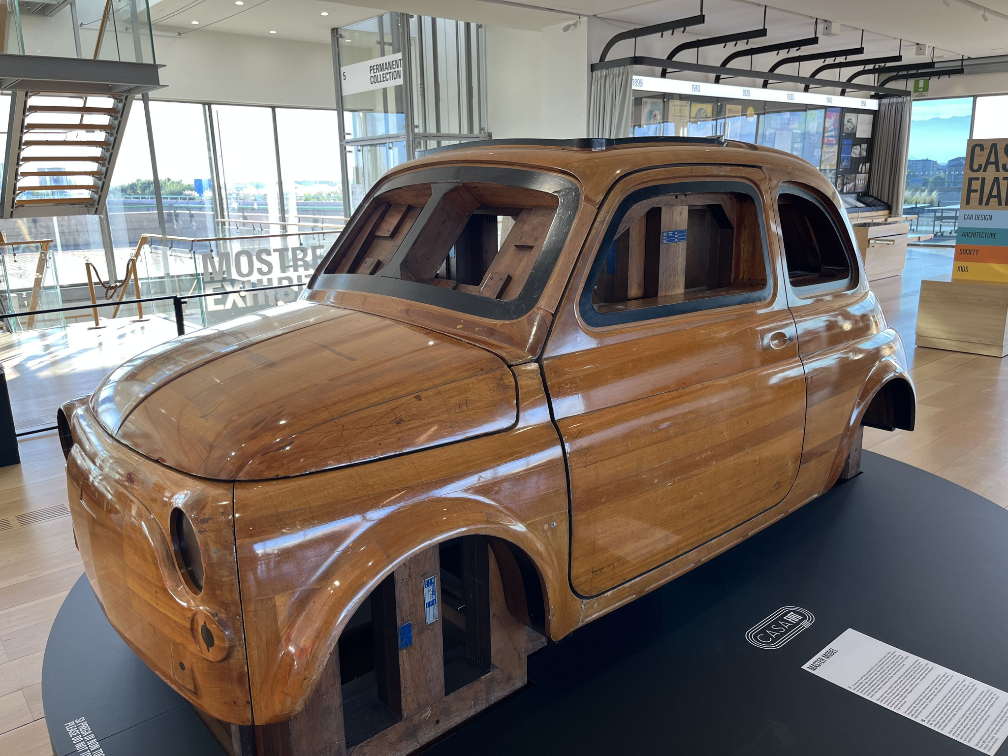 Das Holzmodell des legendären Fiat 500 ist im kleinen Museum bei der Rooftopbar ausgestellt.