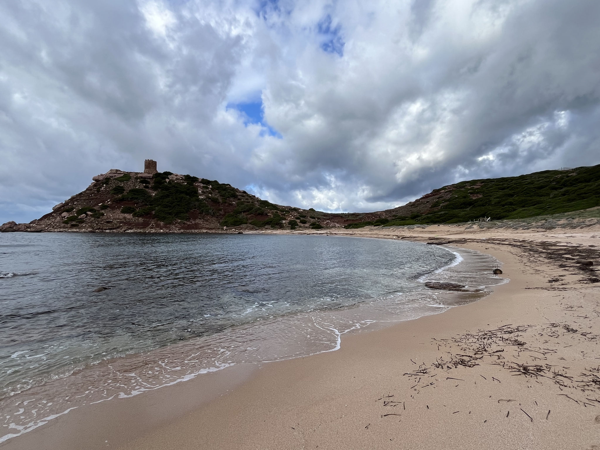 Wir kehren zurück und steigen zum Strand der „Baia di Porticciola“ hinunter. Im Moment ein ruhiger, idyllischer Ort.