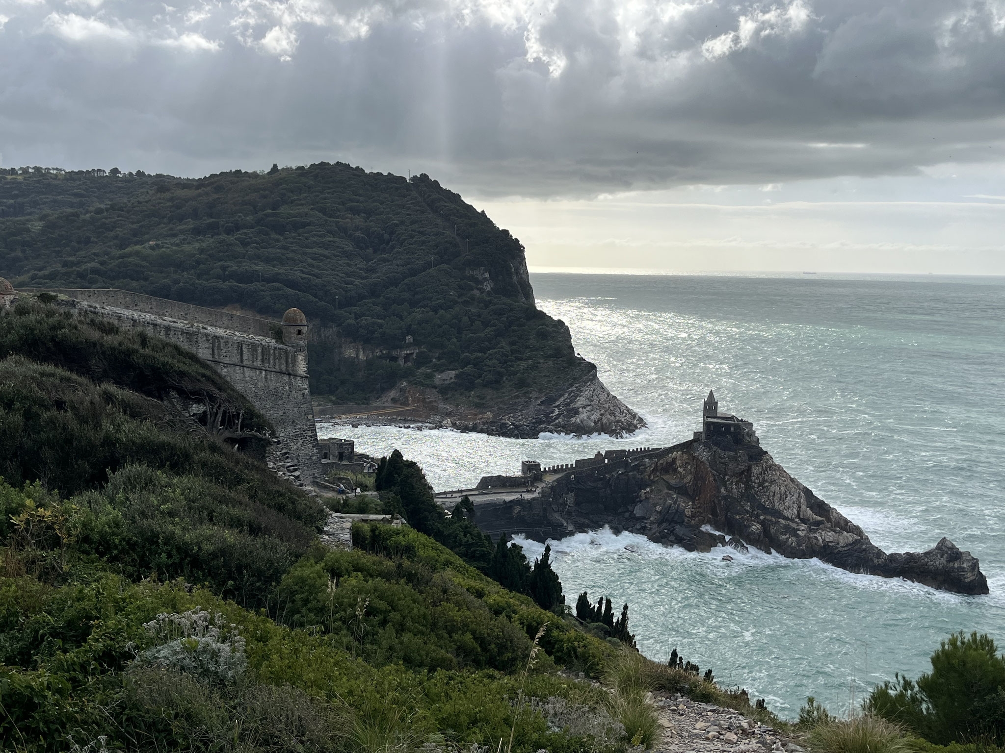 Porto Venere im Gegenlicht! Mal schauen, was uns da erwartet, angesichts der zwei Kreuzfahrtschiffe in La Spezia.