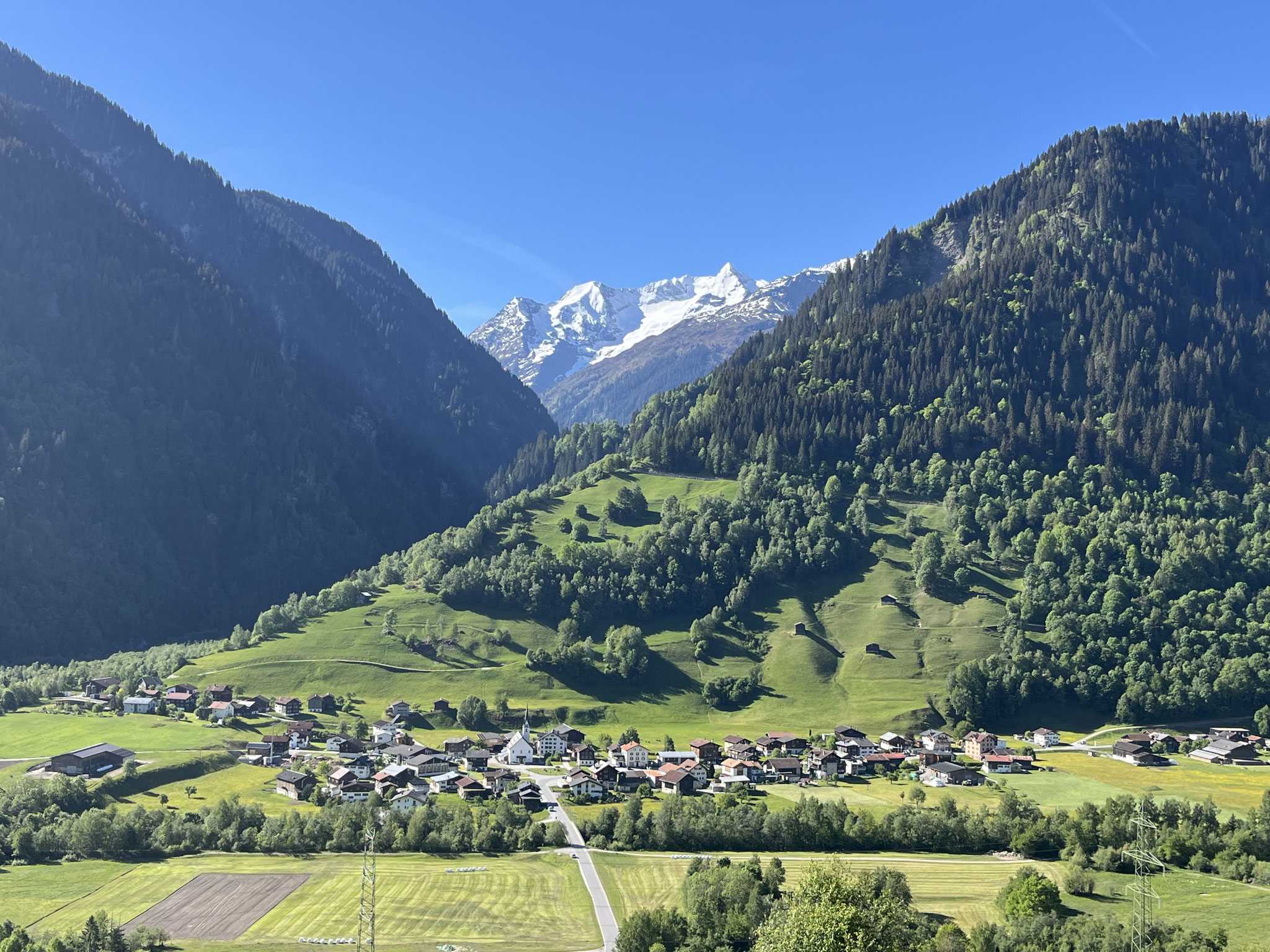 Die Surselva ist eine wunderschöne Gegend mit zu viel Verkehr mitten durch die Dörfer.