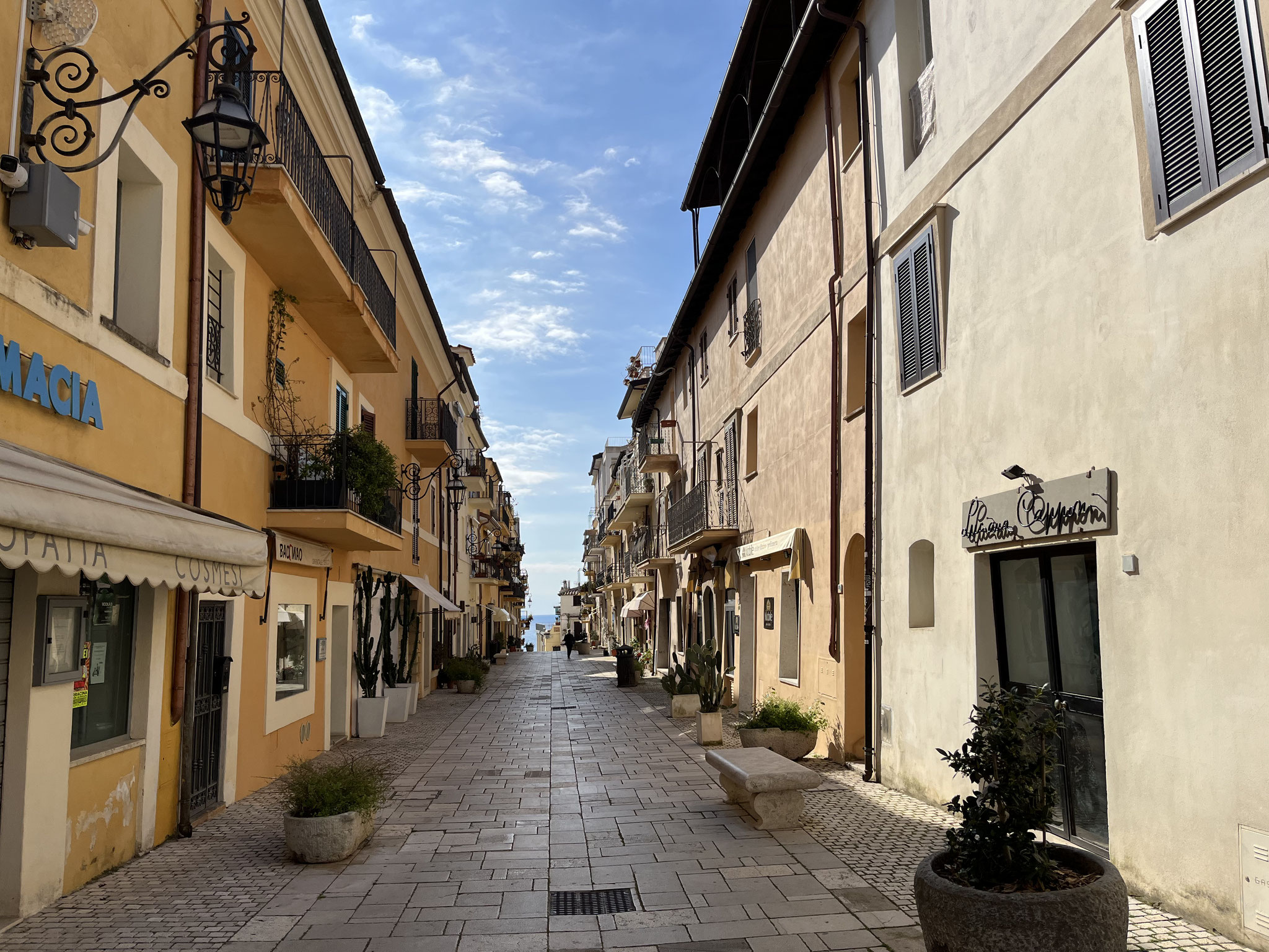 Nach dem ausgiebigen Frühstück und einem interessanten Gespräch mit drei älteren Ex-Lehrern aus Holland, die mit ihren Velos nach Istanbul fahren wollen, steigen wir hoch in die Altstadt von San Felice Circeo. 