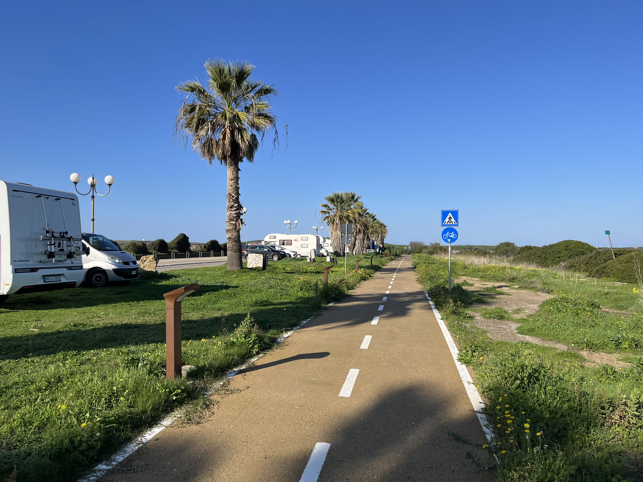 Der Verkehr nimmt zu und wir können am Strand auf einen 500m langen Veloweg ausweichen!