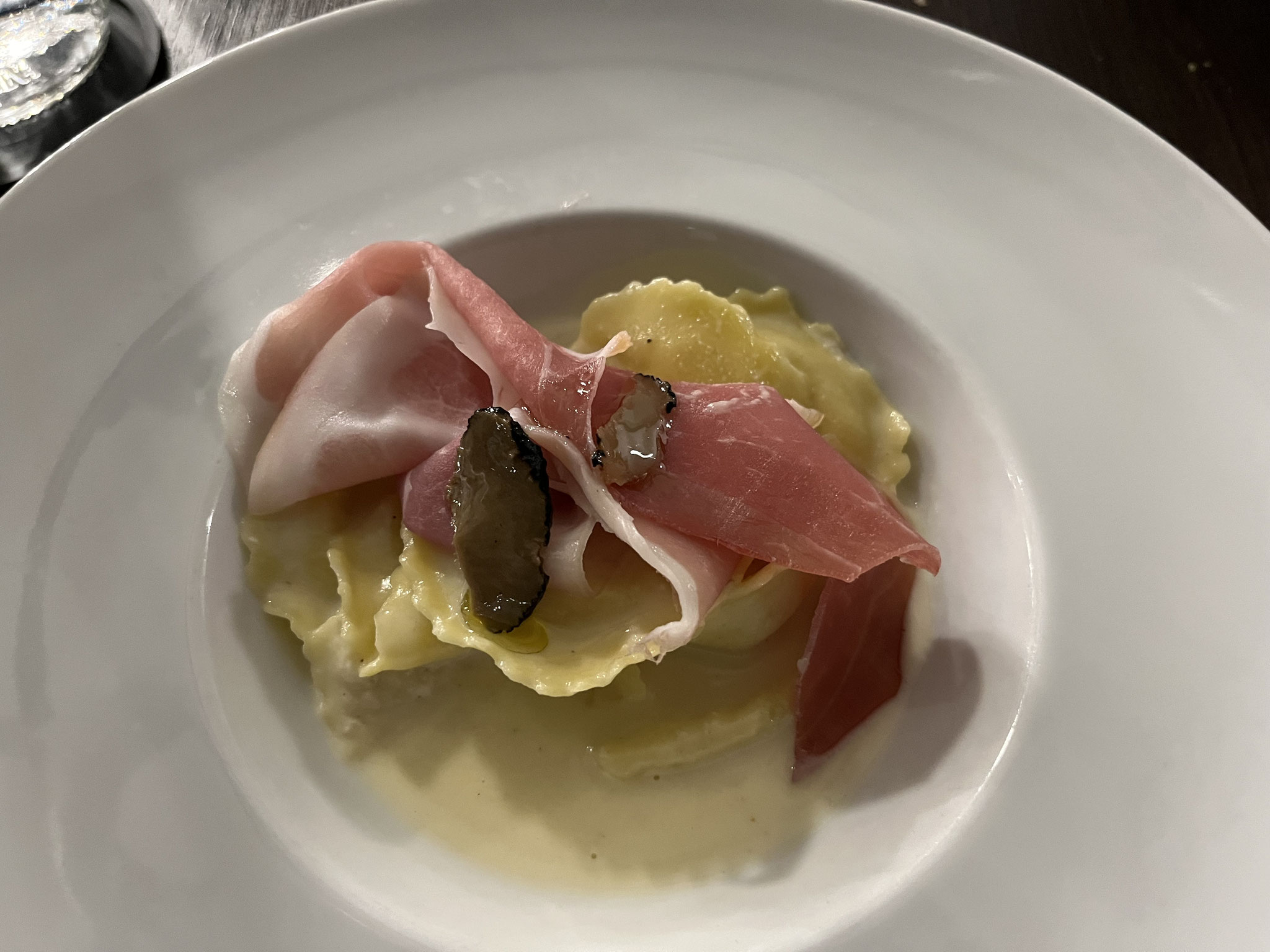Es ist ein Hotel mit einem Thermalbad mit hyperthermalem, alkalischen Bikarbonat-Natron-Wasser. Wir lassen uns hier im wohligwarmen, 35° Wasser und am Abend im Restaurant verwöhnen.