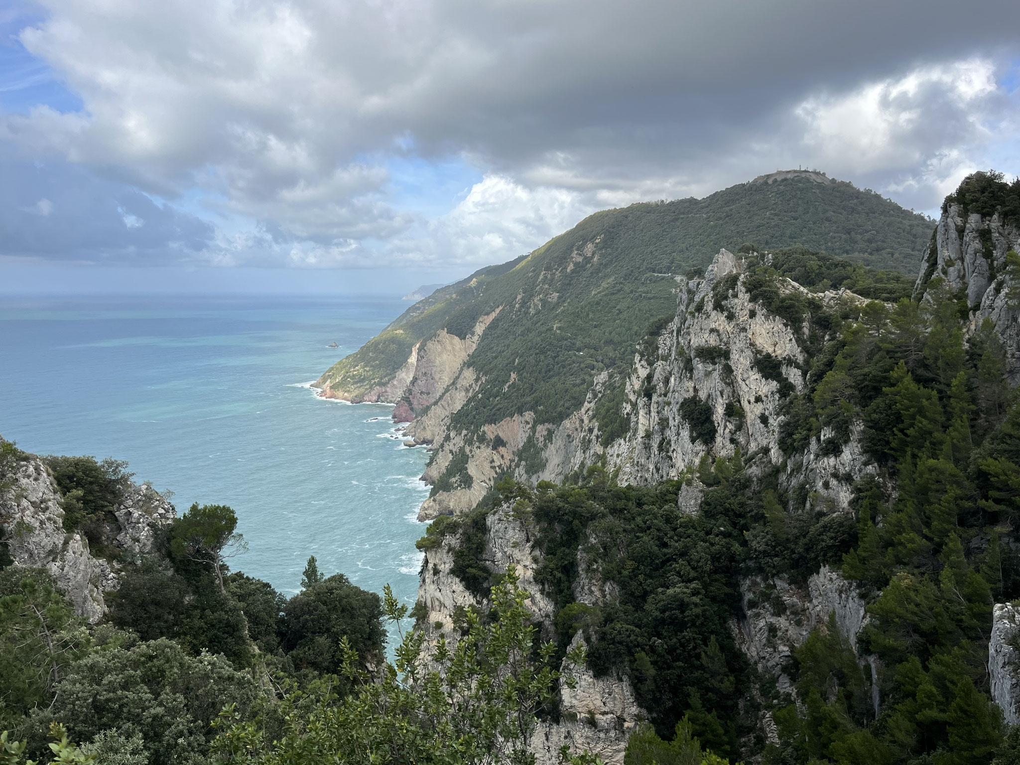 Die Aussicht vom 300m hohen Berg ist sehenswert.