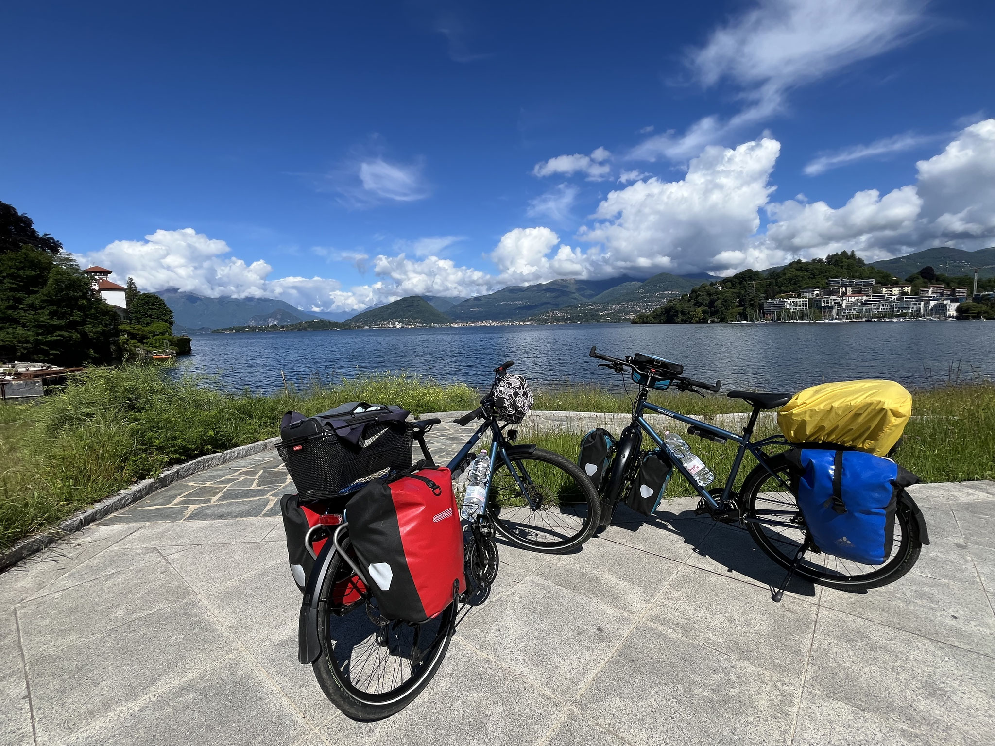 In Laveno sehen wir den Lago Maggiore ein erstes Mal richtig. Hier machen wir eine Apfelpause!