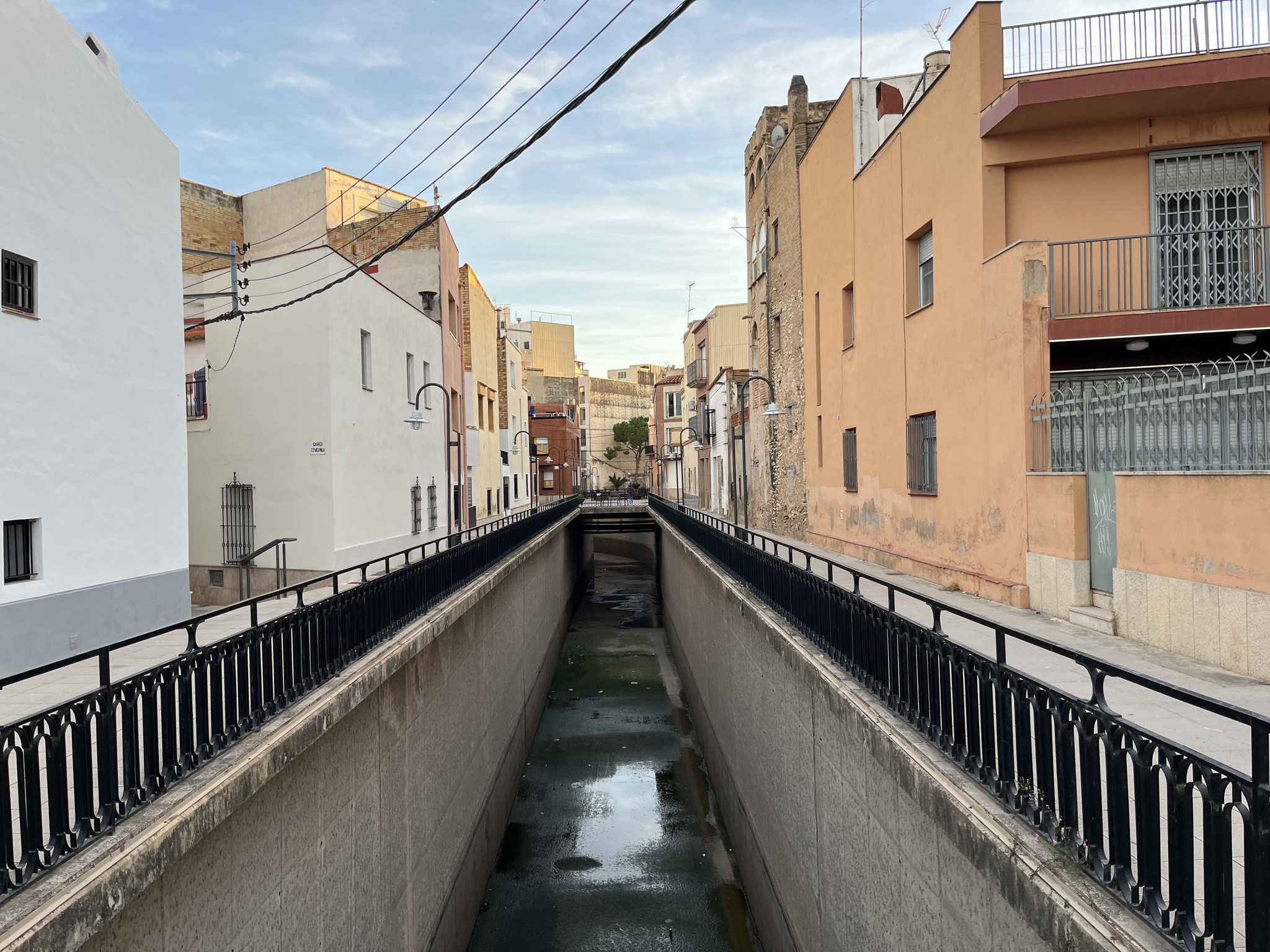 Der Kanal geht mitten durch die Stadt und ist im Moment trocken. Warum auch immer!