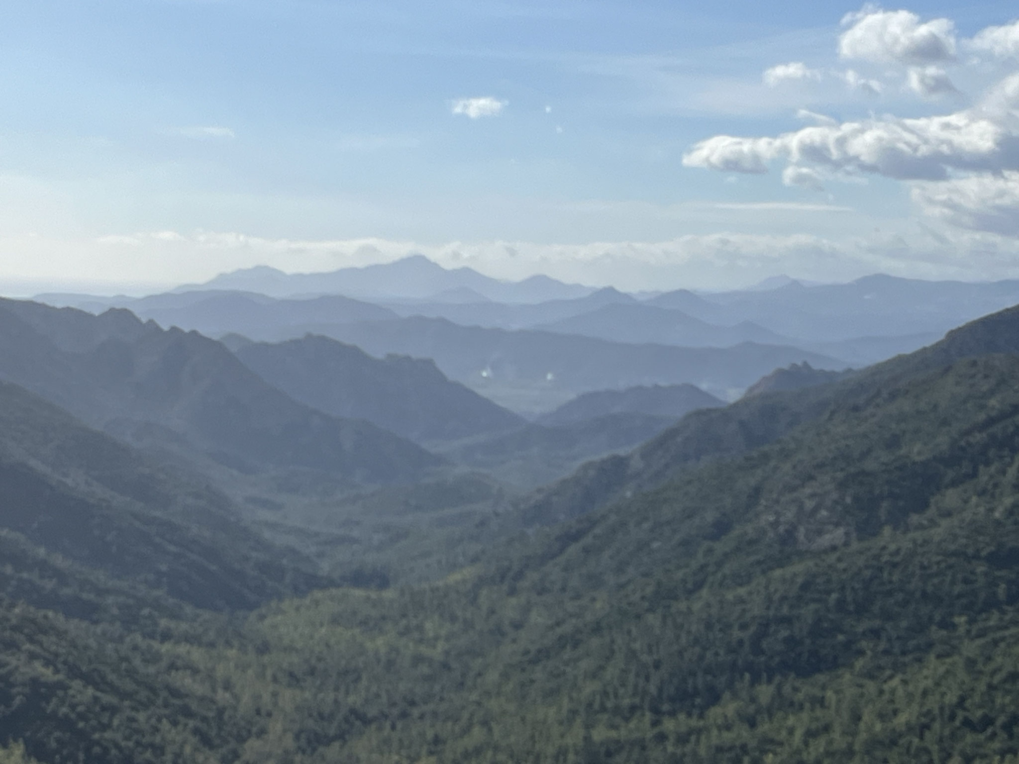 Die Luftperspektive kreiert ein wunderschönes Bild der Berglandschaft.