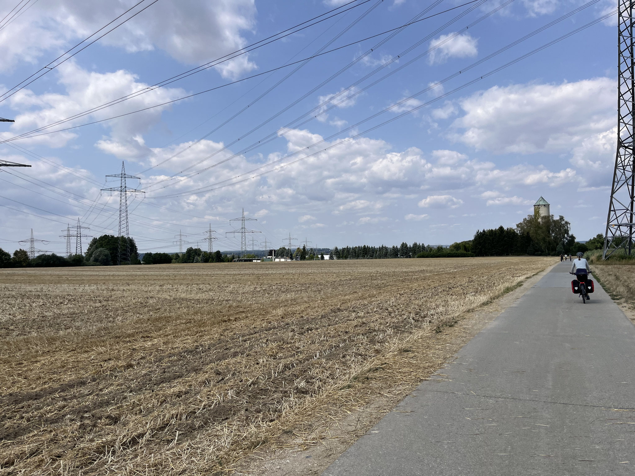 Wir fahren durch Biberach(Stadtfest findet gerade statt) und kommen hinunter ins Tal, wo anscheinend Strom mit Wasserkraft produziert wird. 