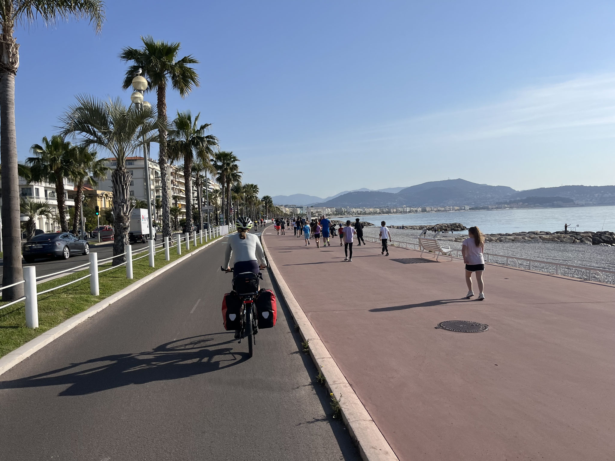 An diesem Wochenende finden in Nizza diverse Laufrennen(int. Halbmarathon am Sonntag) statt. Auf der breiten Strandpromenade sind schon sehr viele Läuferinnen und Läufer am trainieren.