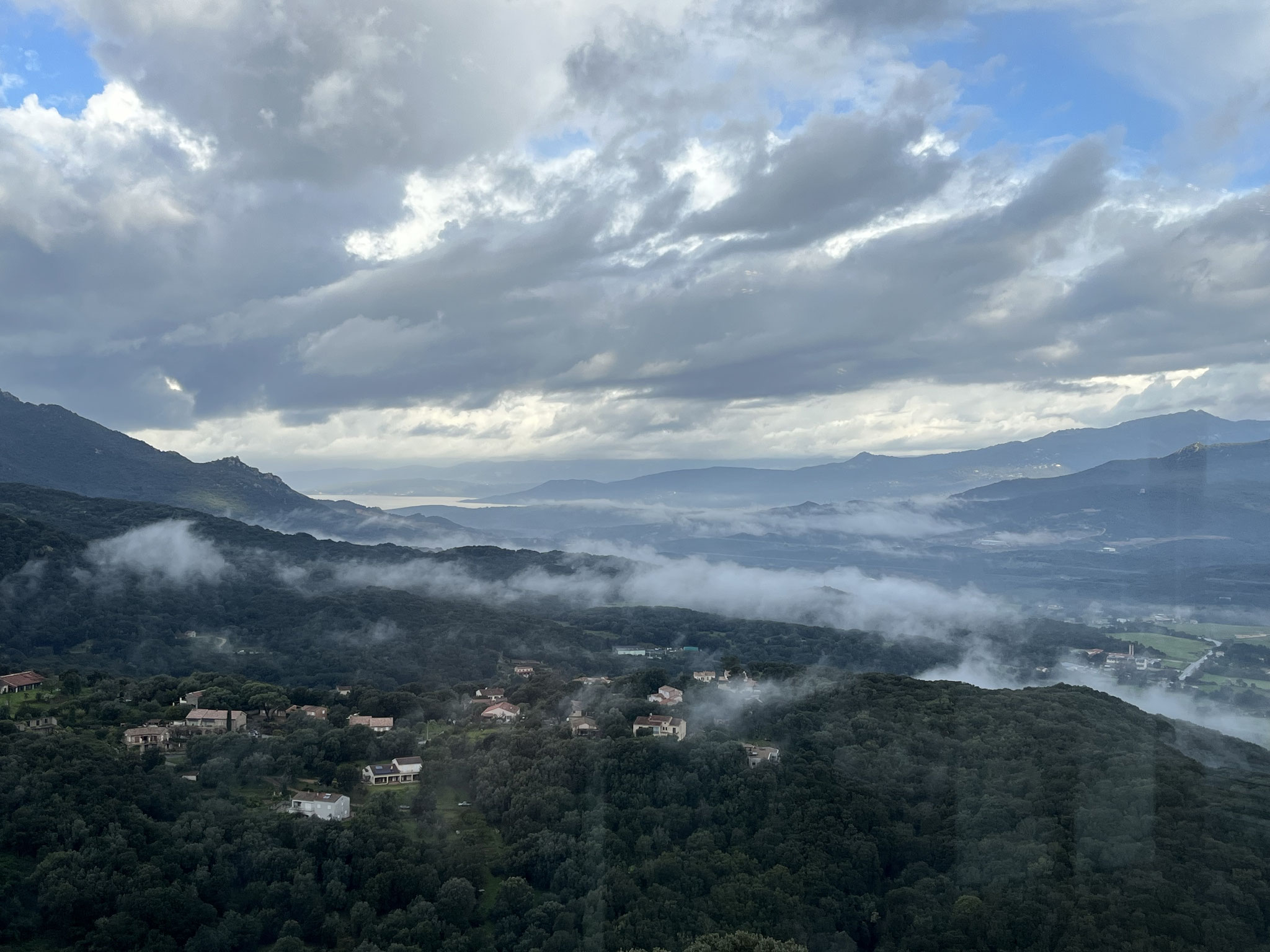 Das Frühstück können wir im grossen Speisesaal mit grandioser Aussicht geniessen.