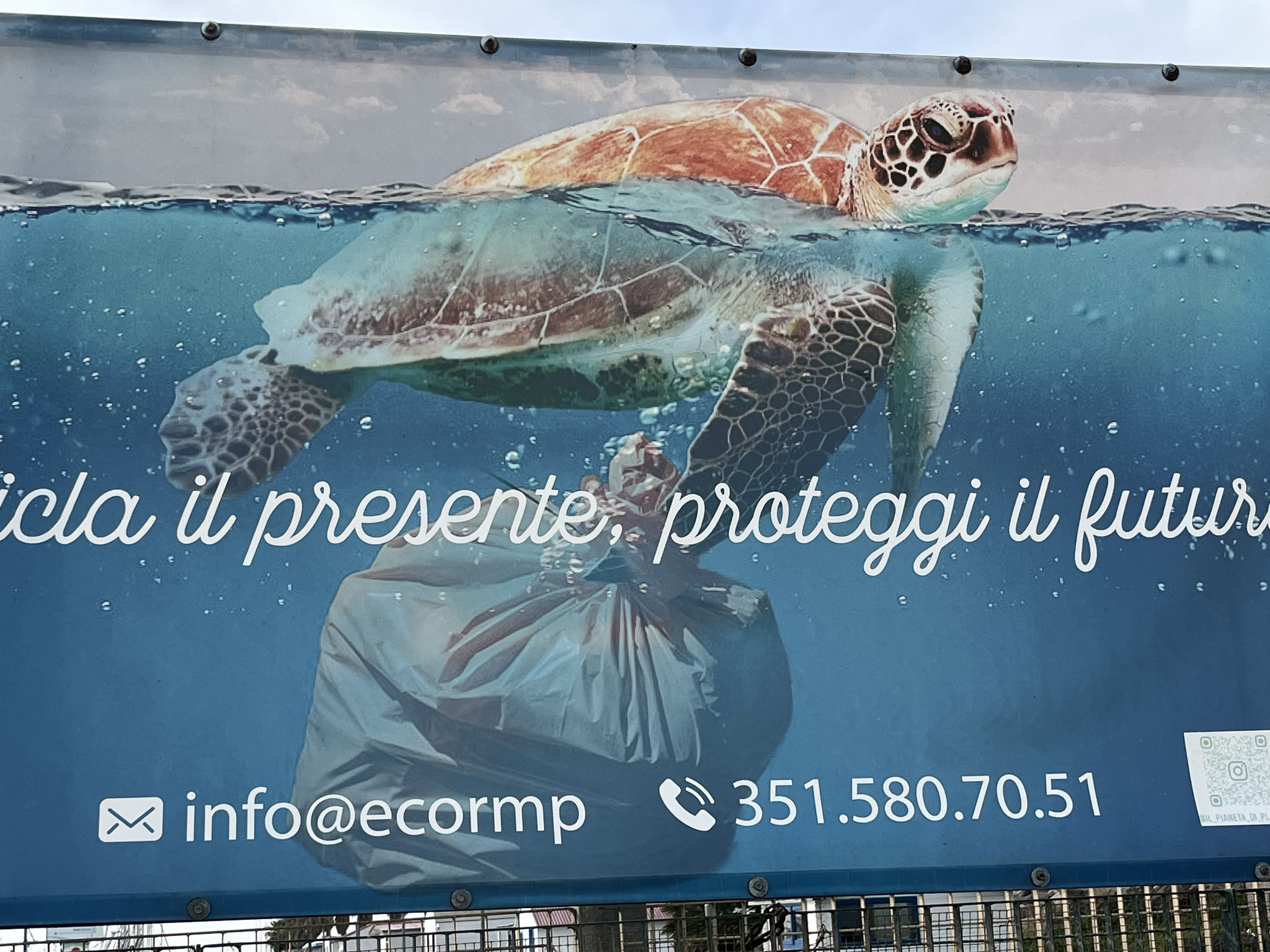 Am Hafen hängt dieses Bild, das mehr sagt als tausend Worte.
