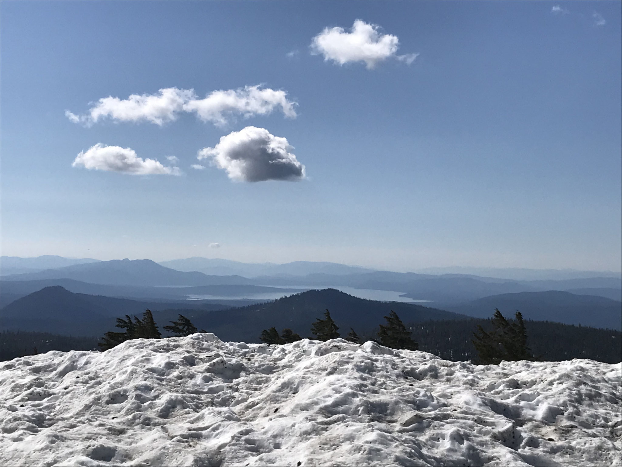 Es lag noch viel Schnee auf der Passhöhe.