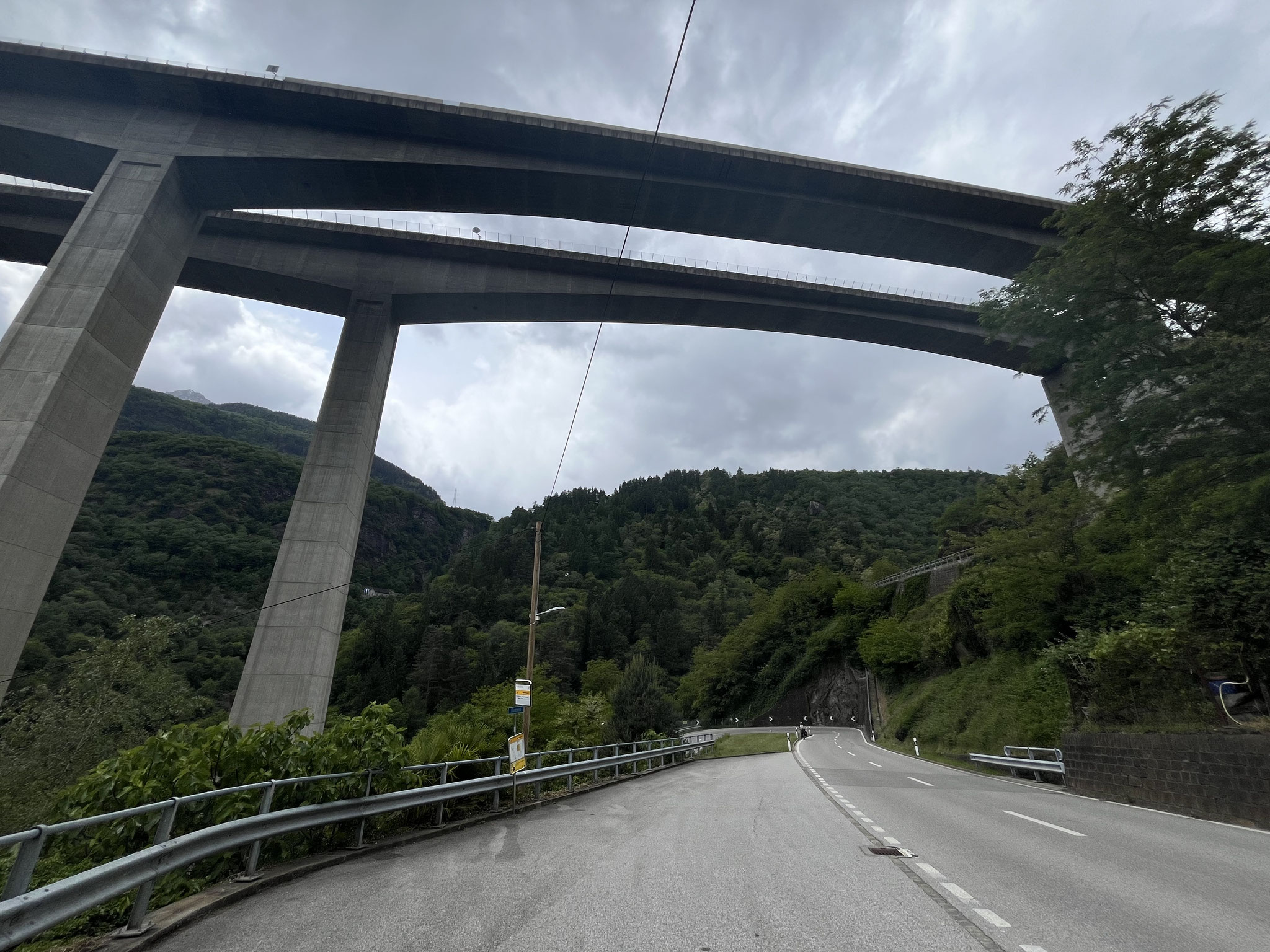 … und die Umgebung mit der gigantischen Autobahnbrücke ist eindrucksvoll.