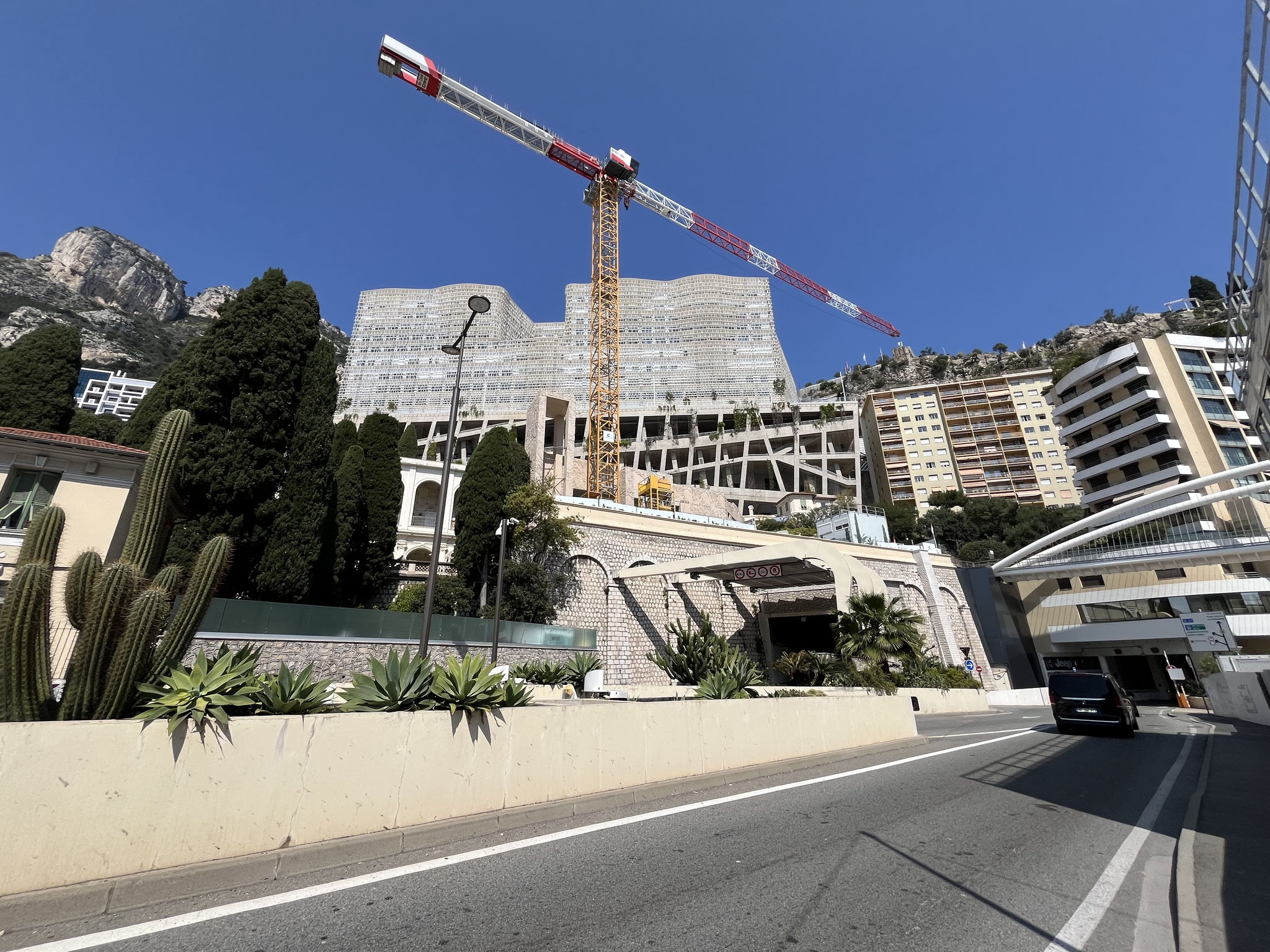 Noch einmal gehts über eine Klippe und dann folgt eine Abfahrt nach Monaco, einer Welt für sich.